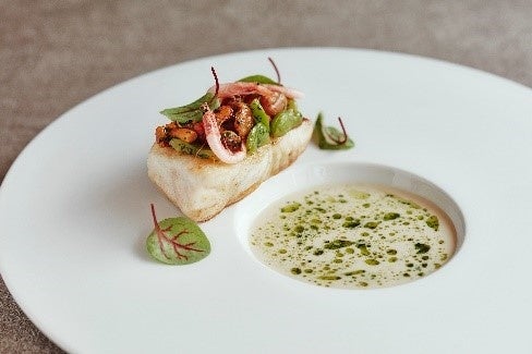 【桜鯛 ジロール茸とそら豆 桜海老】丁寧に火入れした桜鯛をハーブバターを溶かした白ワインソースと絡めていただく、優しい味わいの一皿。