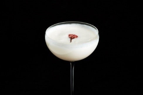 【桜カクテル　提供期間：3月1日(火)～4月15日(金)】春を味わう和風テイストのカクテル。桜のリキュールに白あんをブレンドしたクリームを注ぎ入れた一杯です。隠し味である白みその塩味が白あんの上品な甘さを引き立てます。