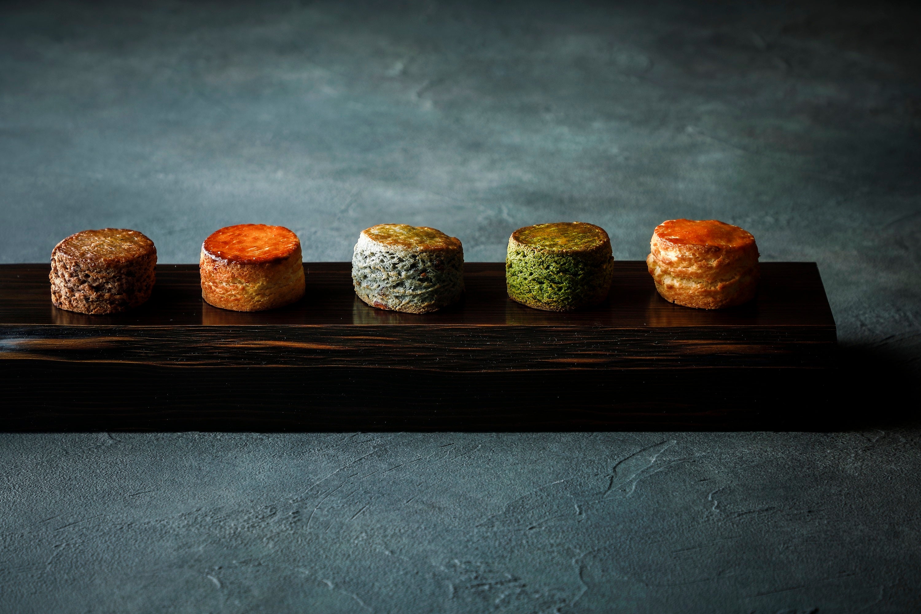 ROKU KYOTO オリジナルスコーン 　（左から）「梅酒＆カカオ」「白味噌」「丹波黒大豆」「抹茶＆きな粉」「プレーン」