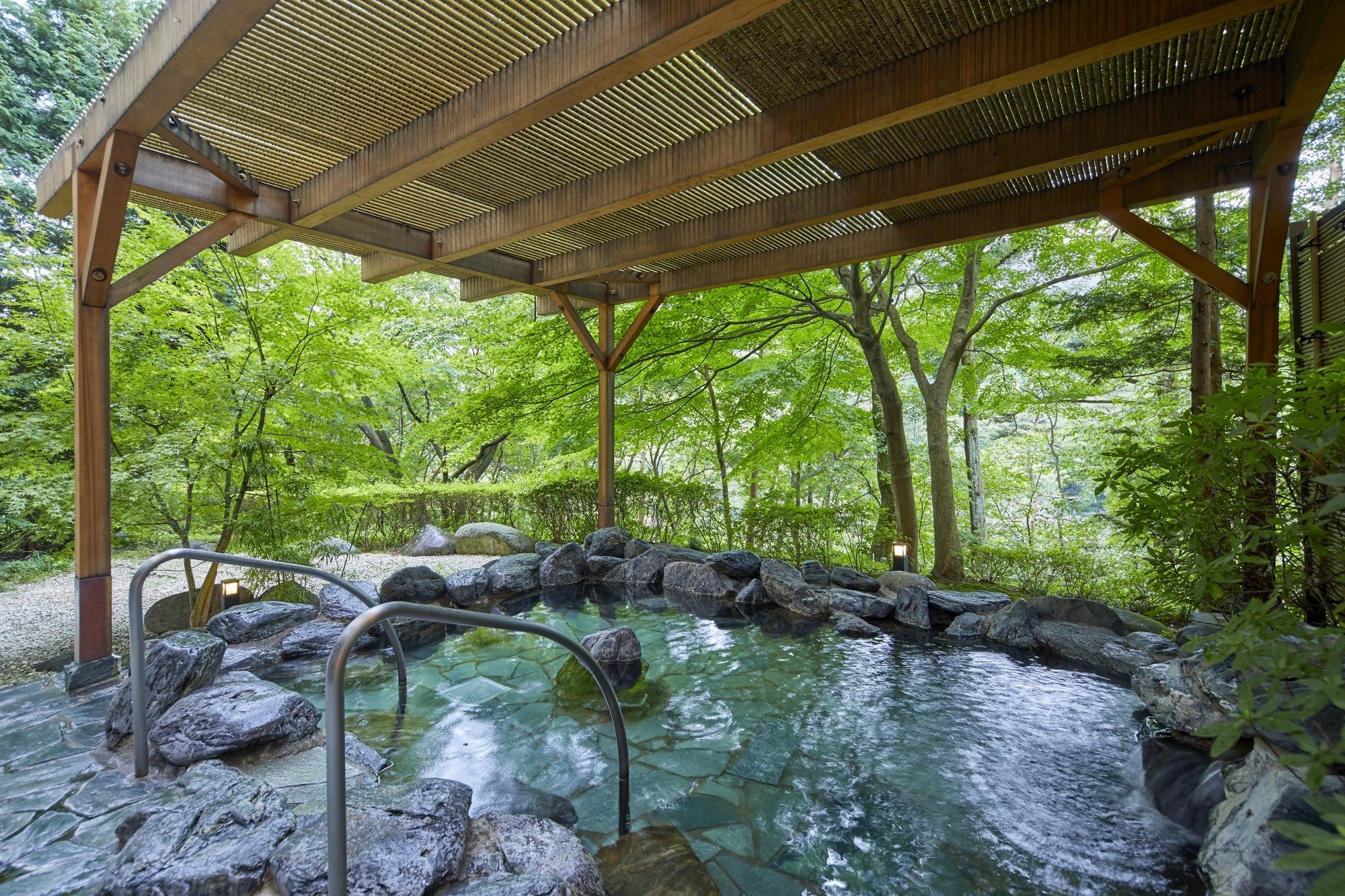 鬼怒川のせせらぎを聞きながら自家源泉の温泉が楽しめる露天風呂