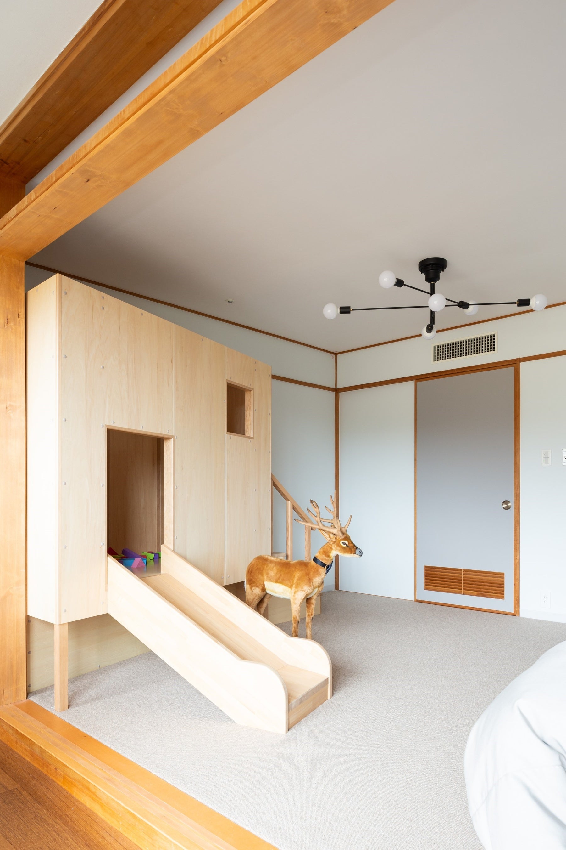 秘密基地のような滑り台