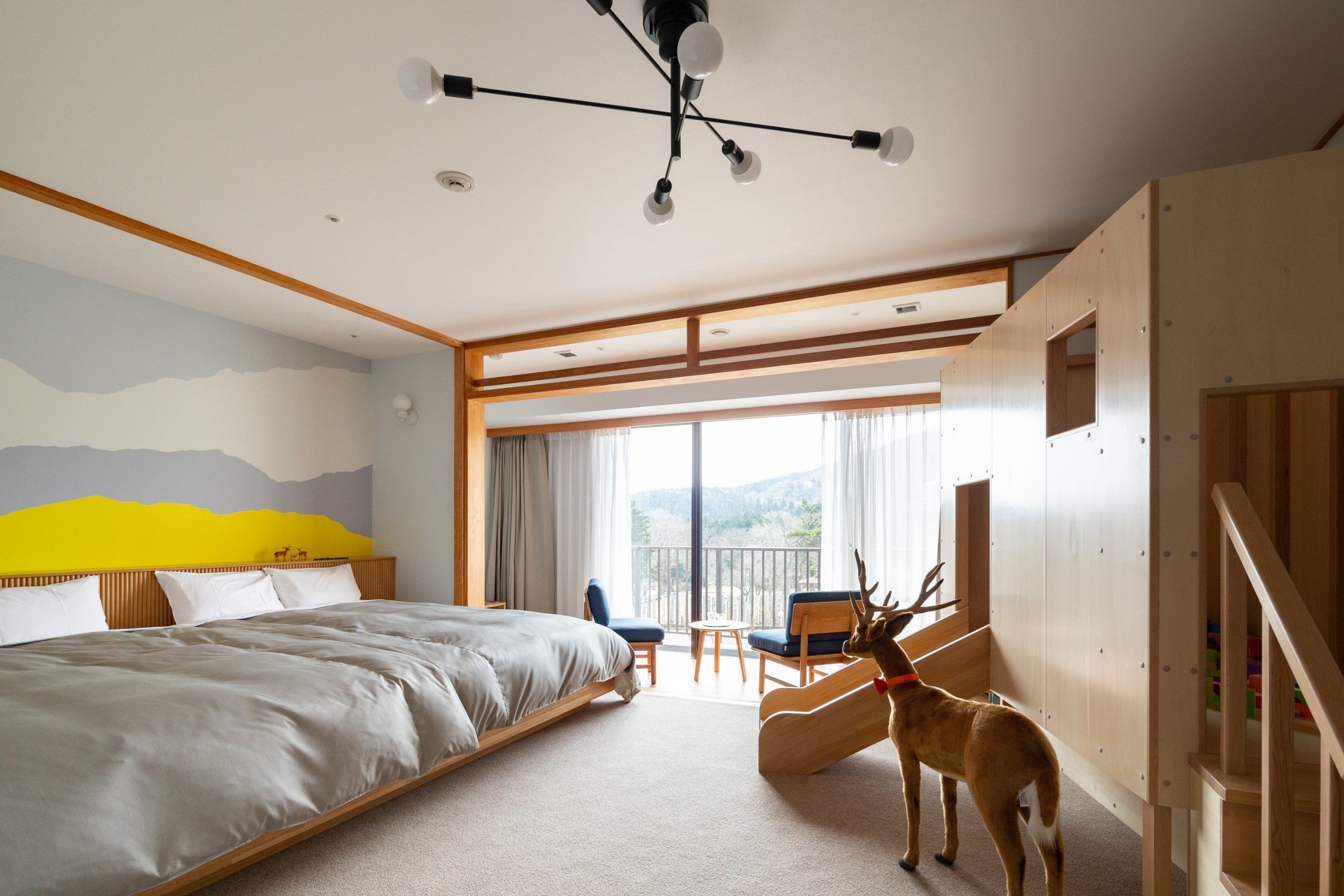 4人でも1台で広々眠れる大きなベッドの部屋