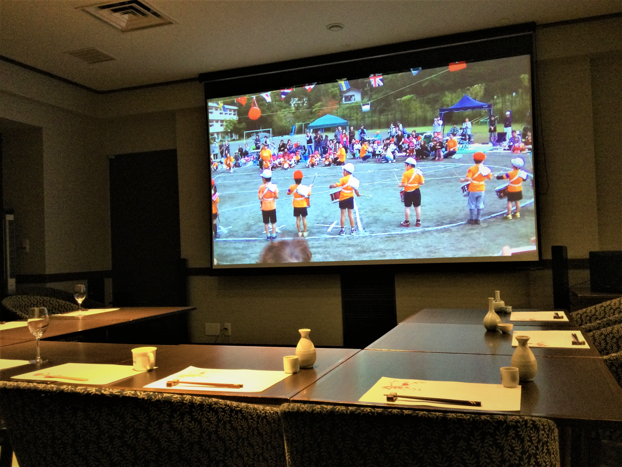 130インチの大型スクリーンを設置した日本料理「夢路」の個室