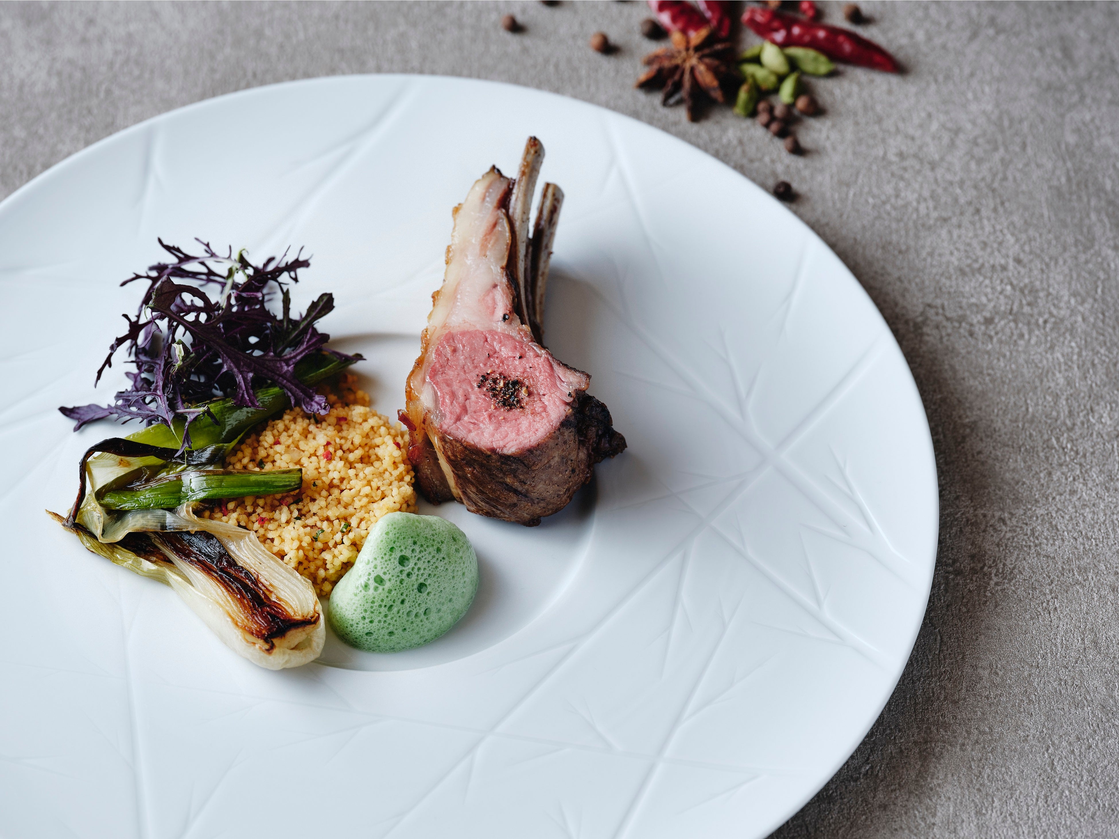 ＜西オーストラリア産仔羊 タブレ グリーンカレー＞ラム肉のローストと、レモンとコリアンダーで風味づけをしたクスクスの食感が楽しい、スパイス感のある一品です。