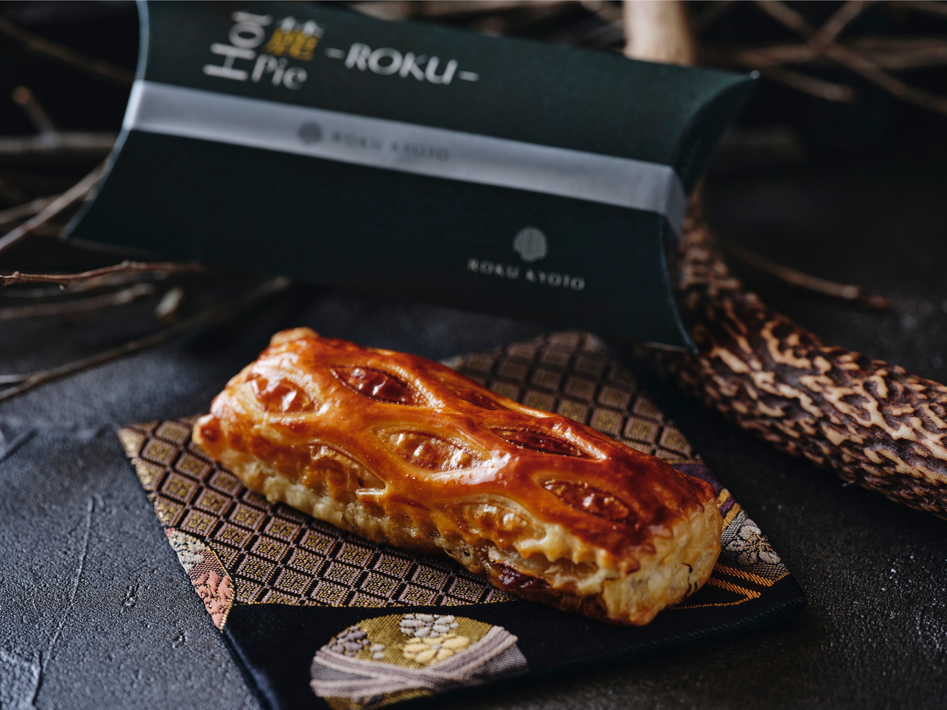 ＜HOT 麓 PIE＞ Chef’s Table の新シグニチャーメニュー。 鹿肉のミンチをベースに、半分はフォアグラを使用したフレンチテイスト、もう半分は 出汁の味わいを活かした和テイストと、 変化する 2 つの味わいが楽しめるパイです。