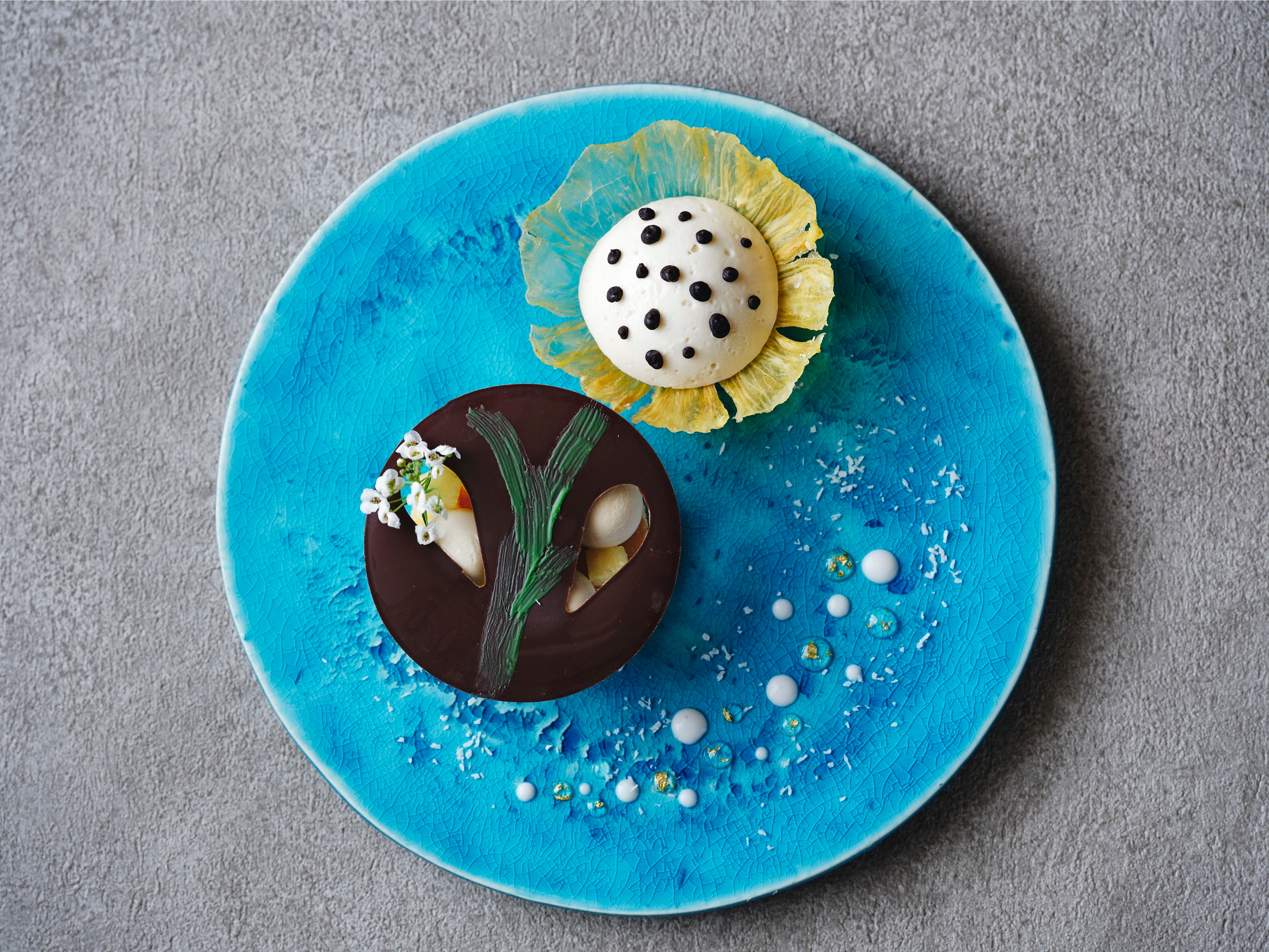 ＜パイナップル ジャスミン ココナッツ＞ ジャスミンとココナッツのソルベに、 うす切りにしたパイナップルで花びらをあしらった、遊び心のあるデザート。 甘さ控えめのあっさりとした一皿です。