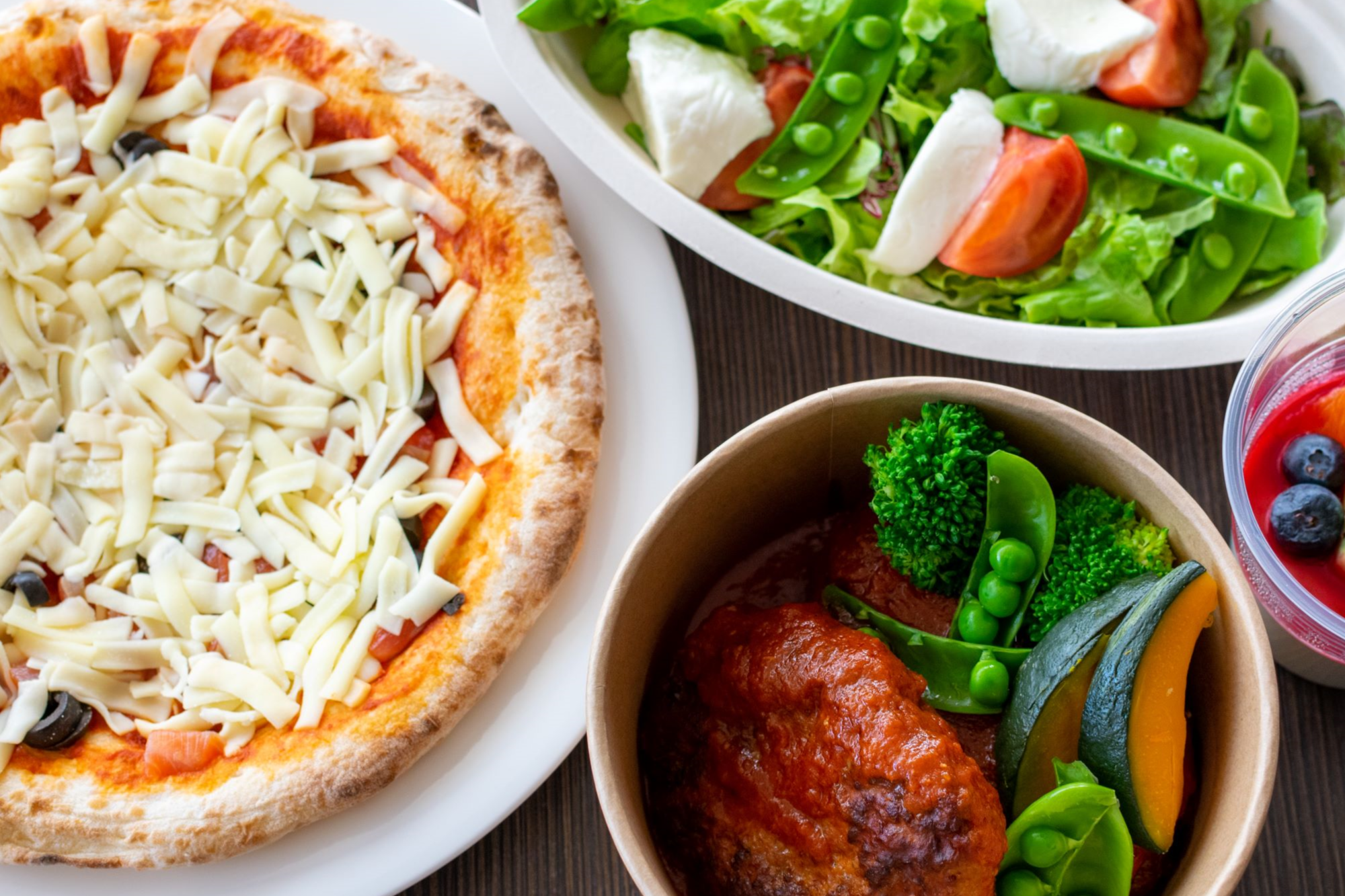 お部屋へお届けする際のセット （トマト煮込みハンバーグ＆ピザ）