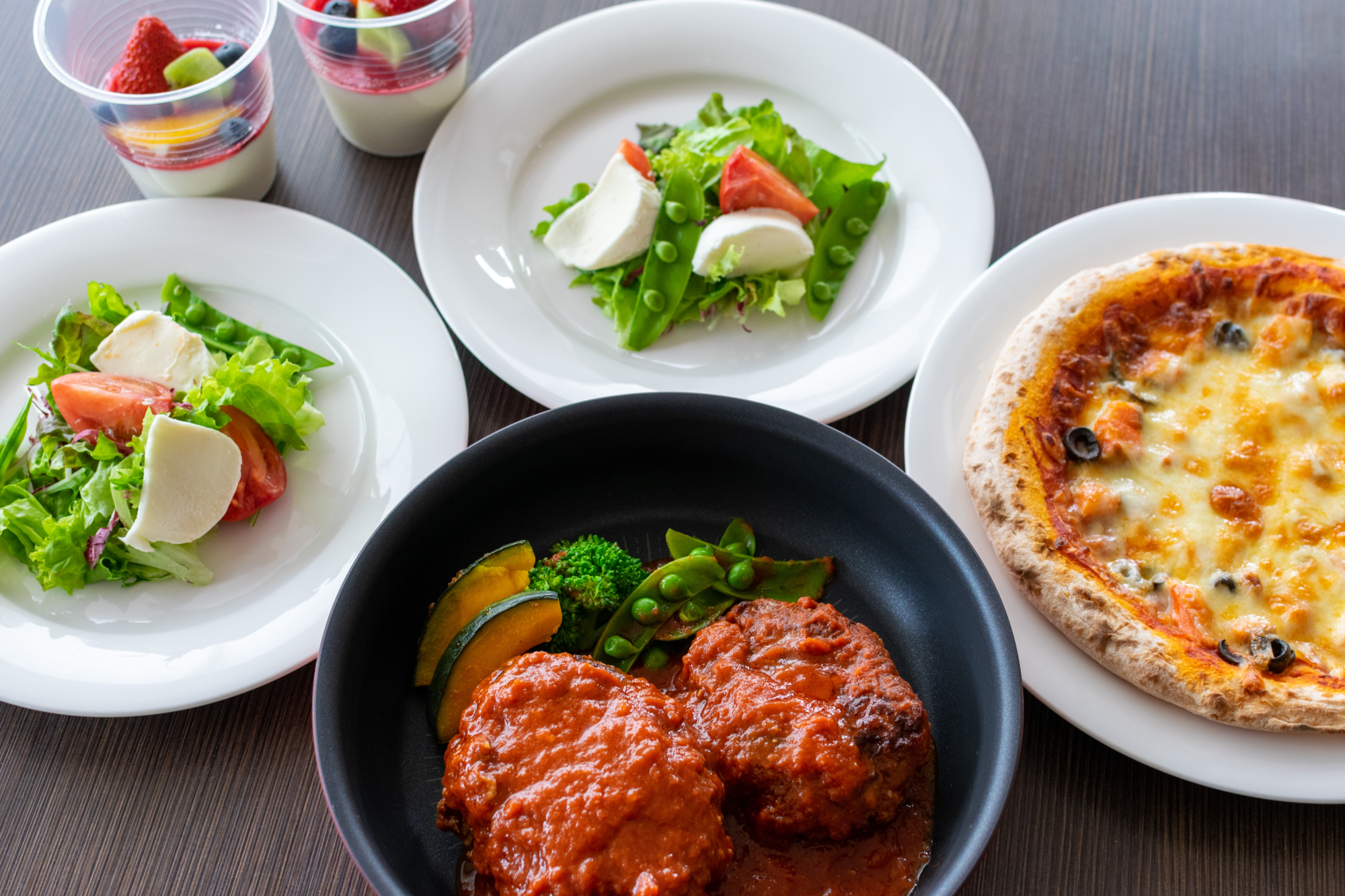 トマト煮込みハンバーグ＆ピザセット（盛り付け例）