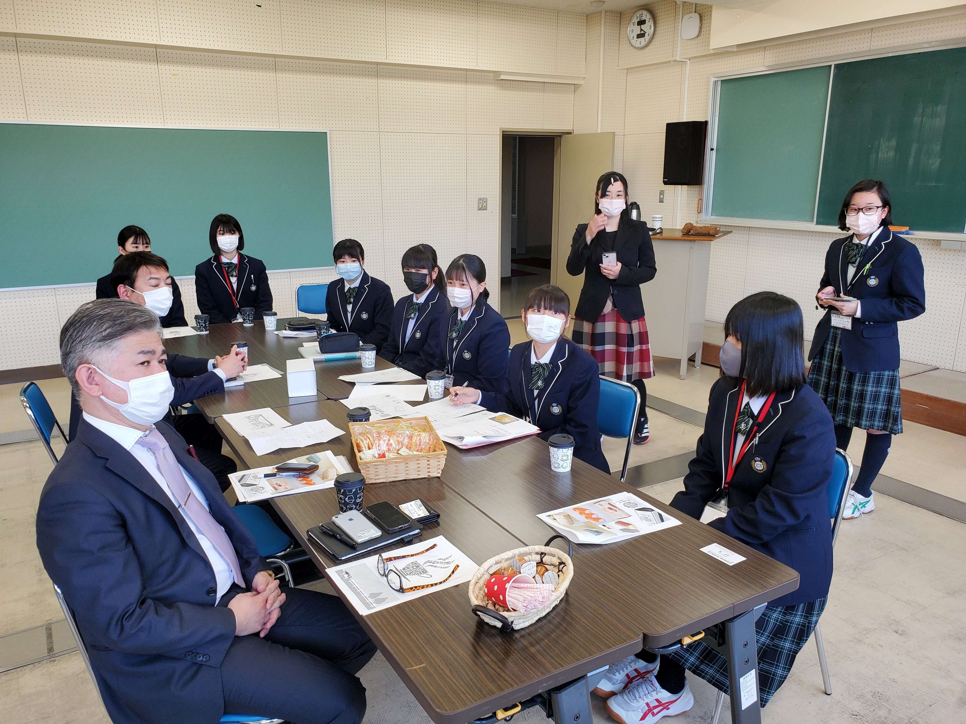 パッケージデザインのミーティングの様子 