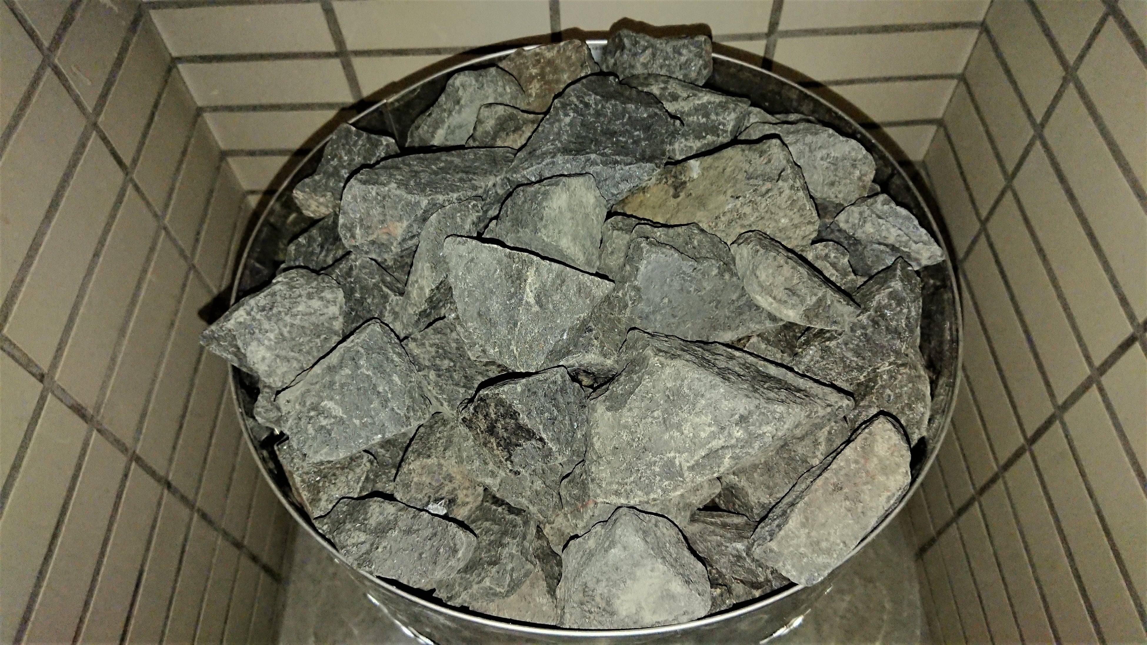 新しくなったサウナストーブとストーン