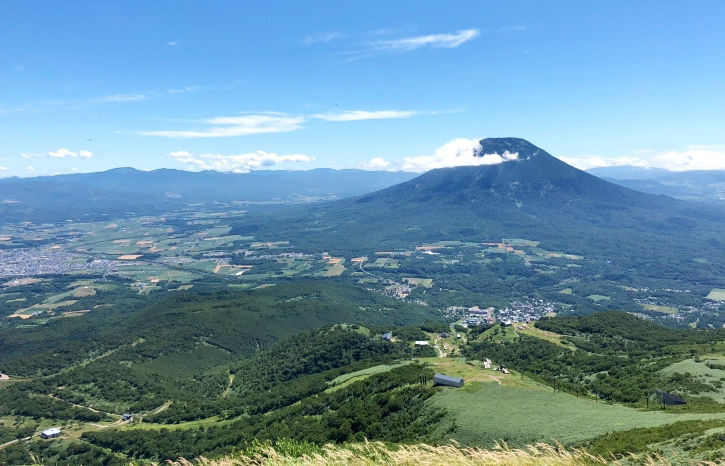 ニセコアンヌプリからの景色（羊蹄山と倶知安市街地）