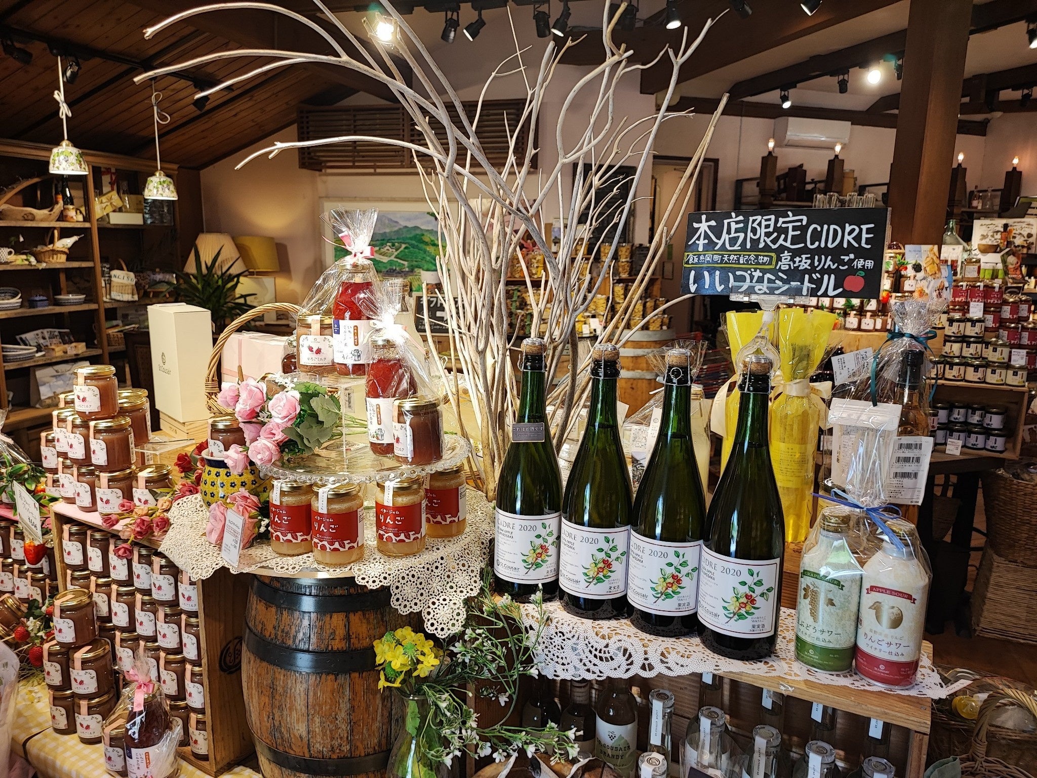 人気のジャムや本店限定のシードルやワイン