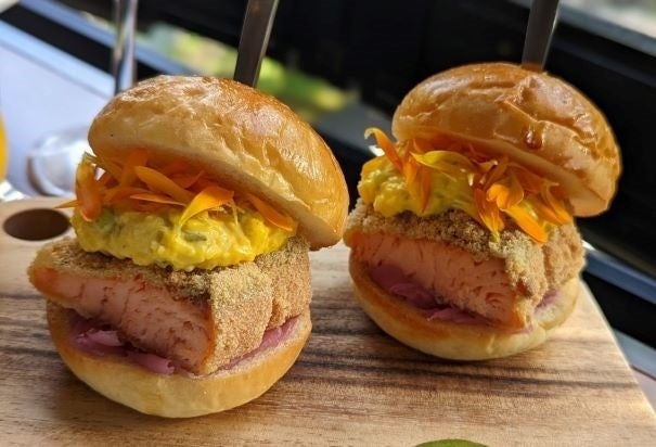 信州サーモンのスライダーバーガー