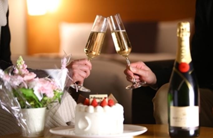 ゆったりとした設えの客室で記念日をお過ごしいただけます