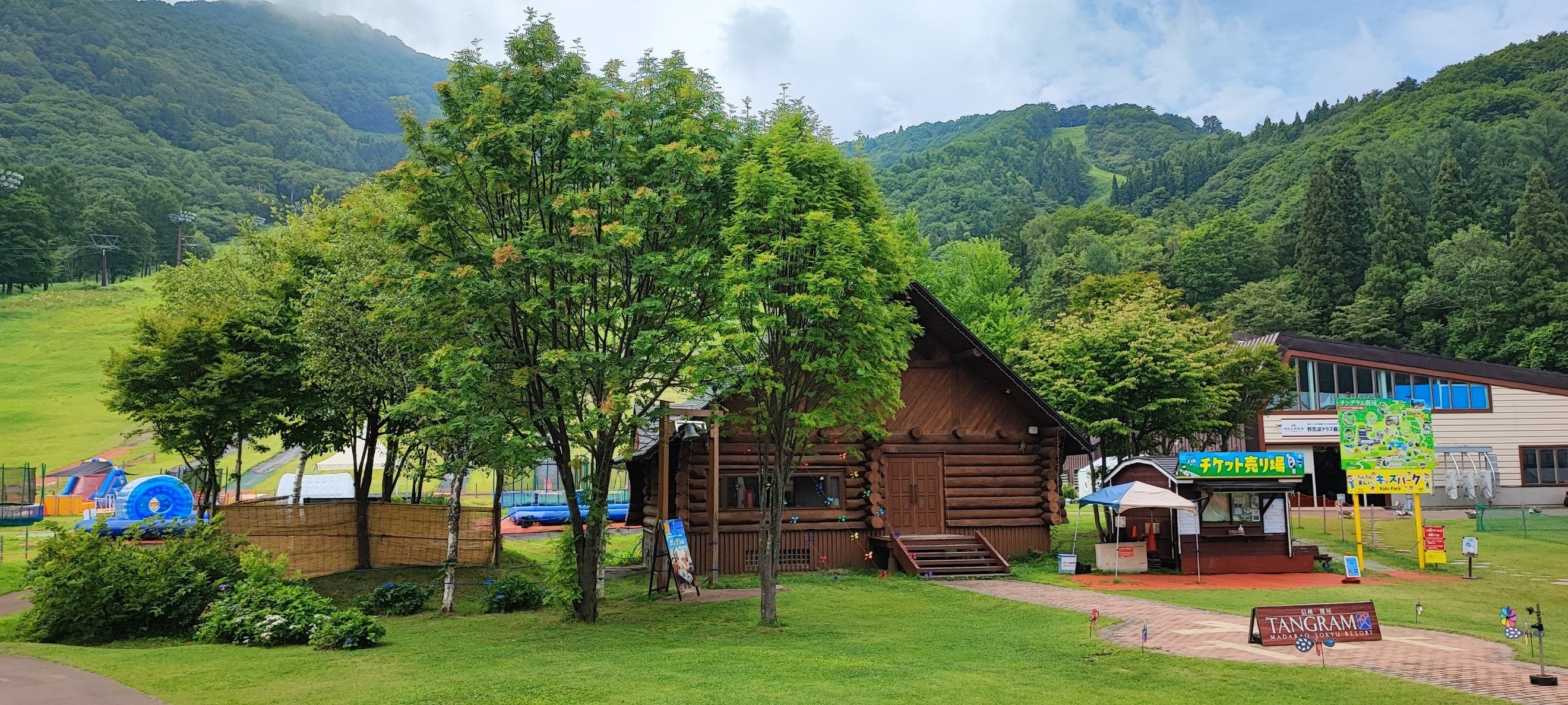 ゲレンデ側ログハウス前で屋外コンサート開催予定