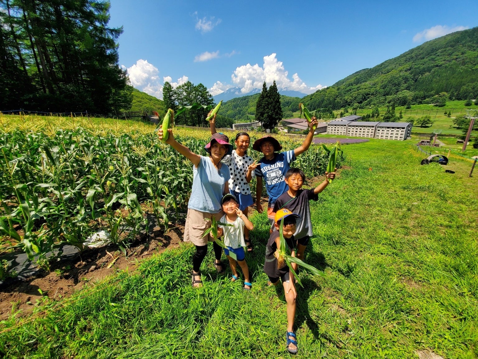 ホテルタングラム「もろこし村」での収穫体験の様子