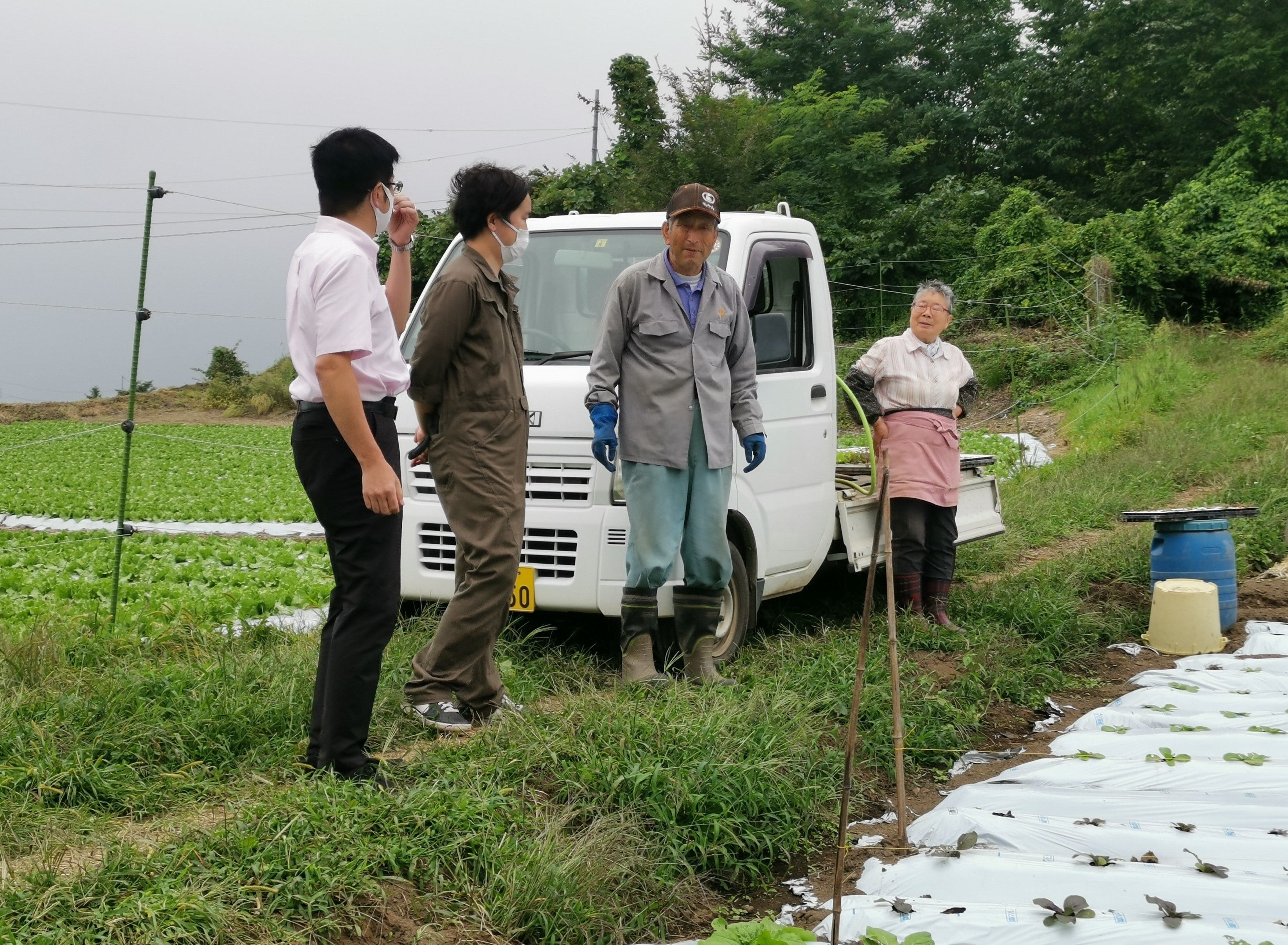 提携農家と堆肥の搬入について打合せの様子