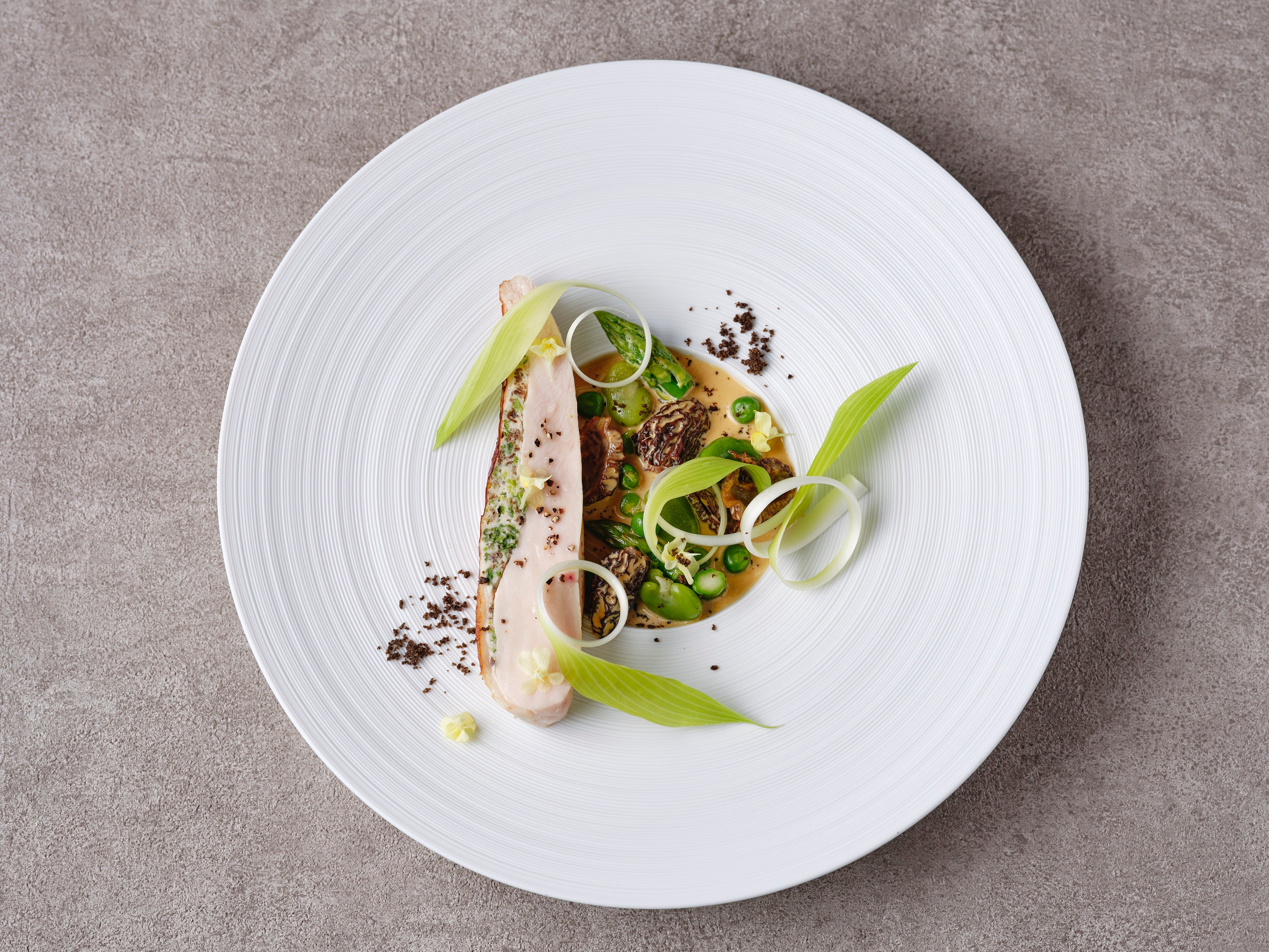 オールデイダイニング 「丹波地鶏 モリーユ茸 春野菜」