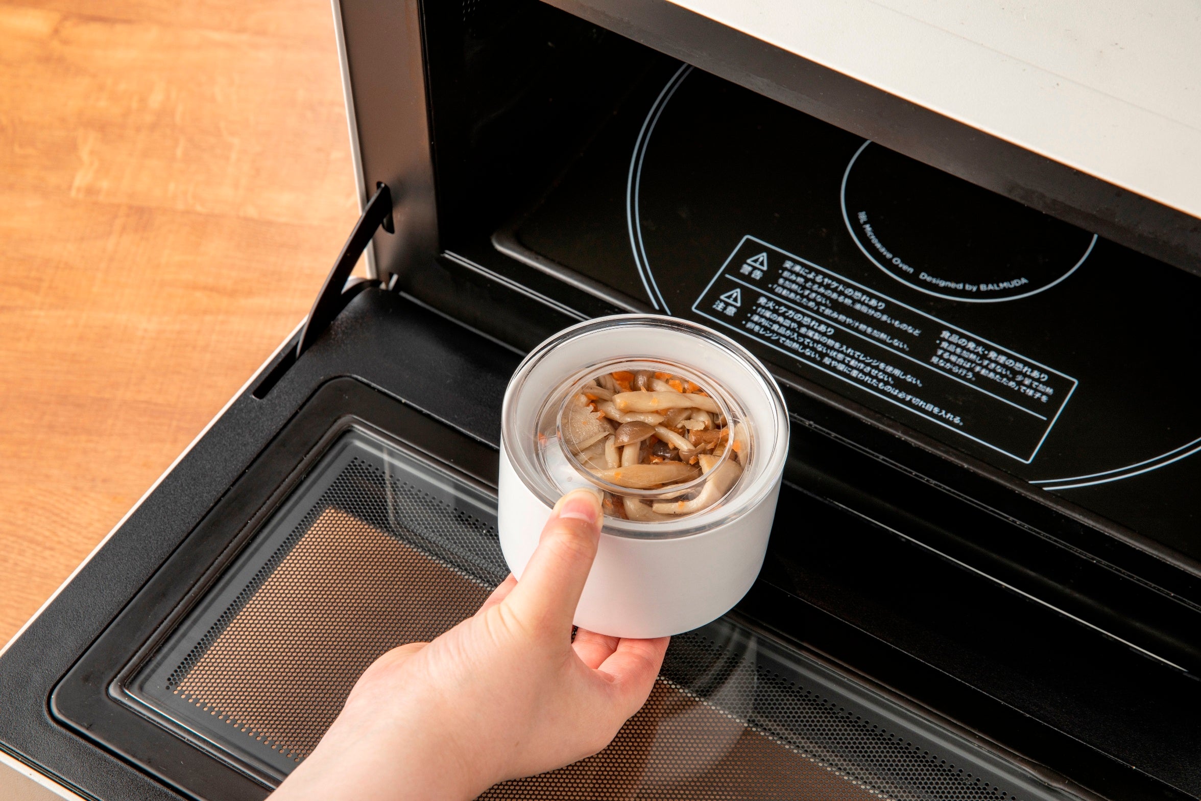 リターナブルな耐熱容器を採用