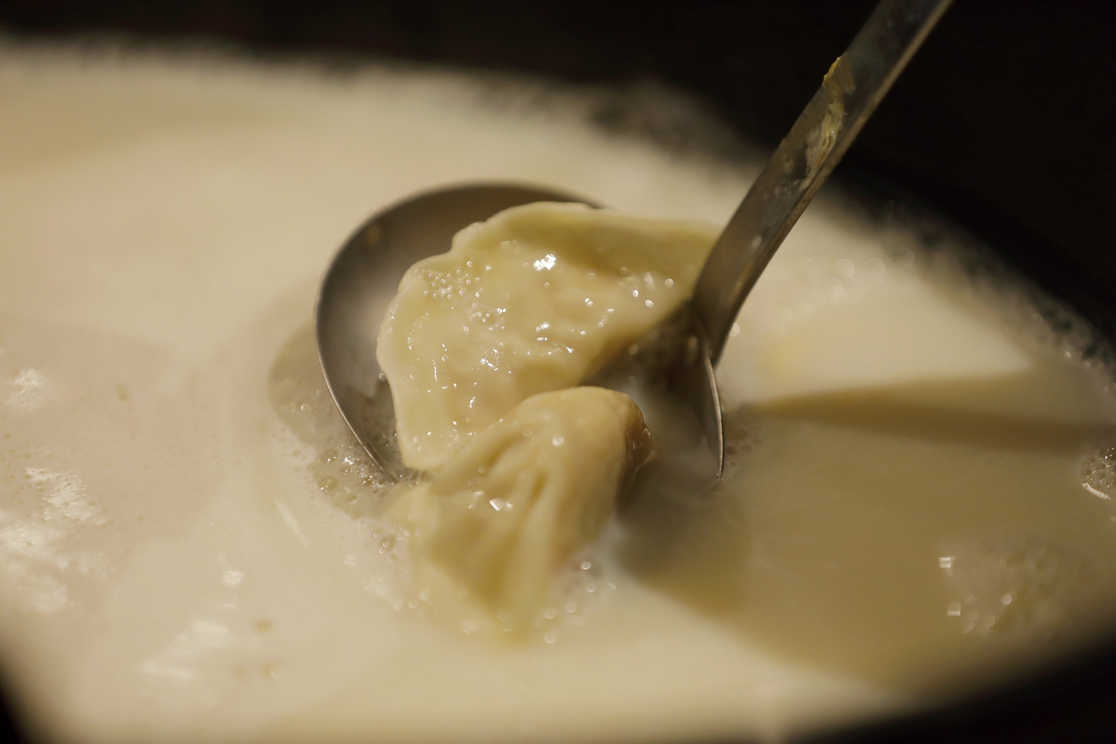 「豆乳出汁」で炊き上げたアツアツの水餃子を提供