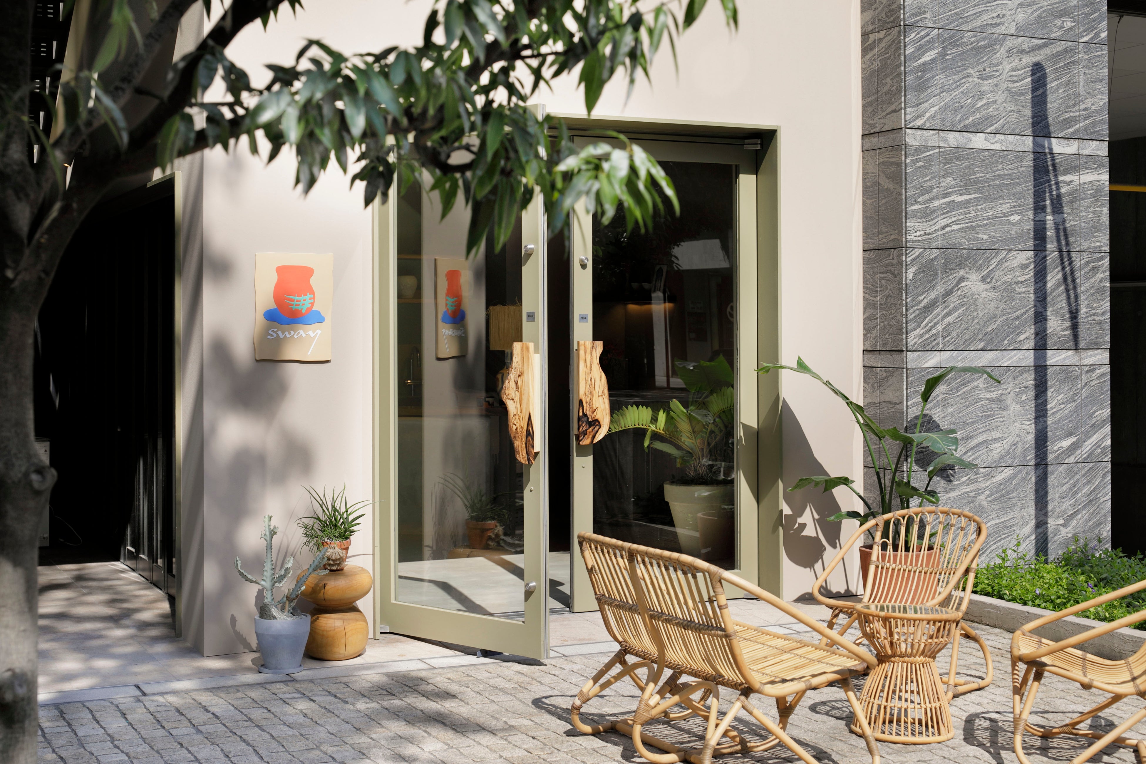 東急ステイ青山プレミア１Fすぐ横「Sway」エントランス