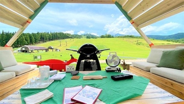 屋根部分に新たに雨天対策を施したグランピングサイト