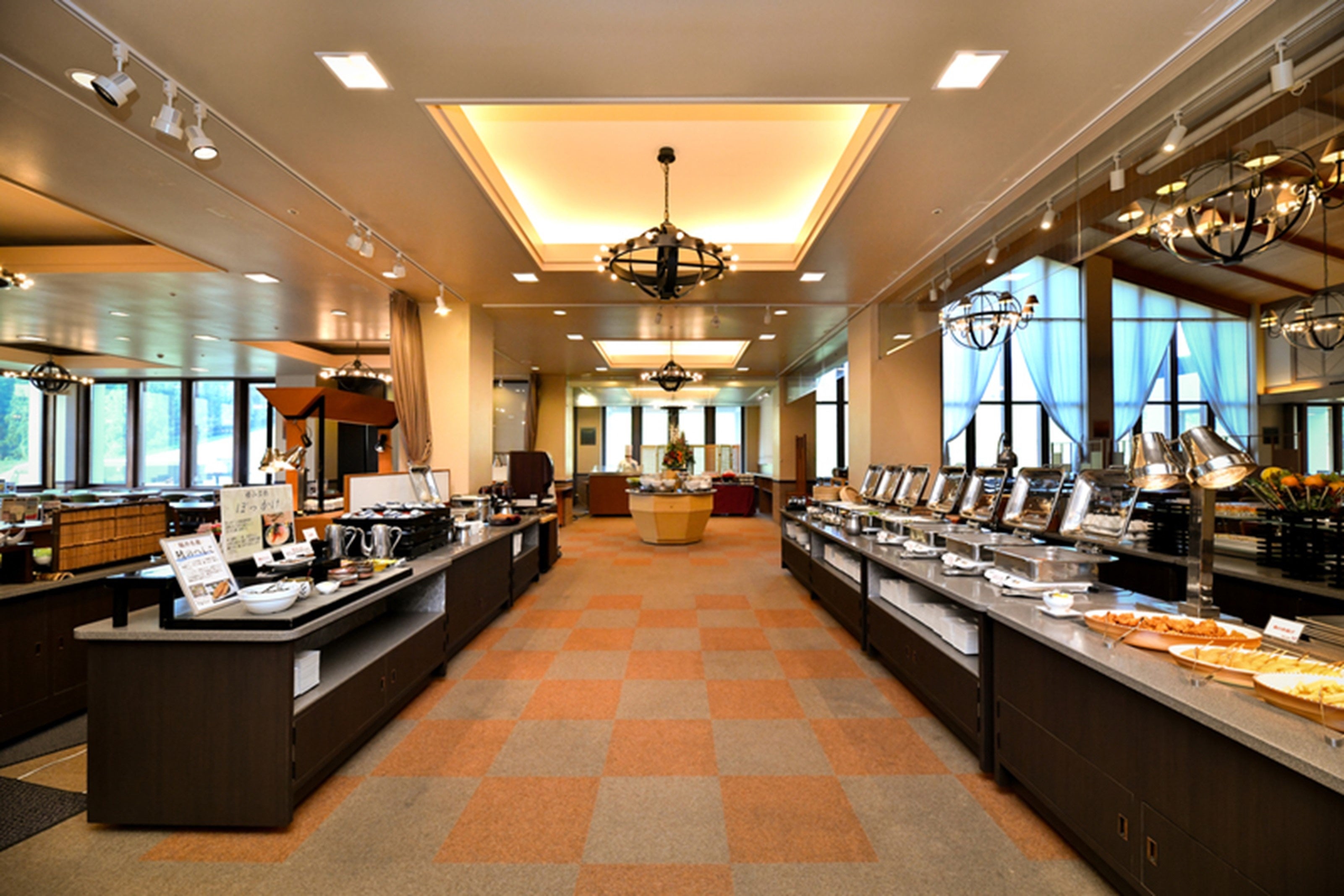 和洋中と多種多様な料理が楽しめるバイキングレストラン「グランドカフェ」