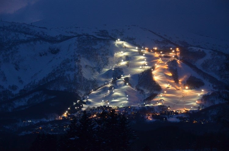 ヒラフナイター。趣の違う 2 色の 照明は特別な時間を演出します。