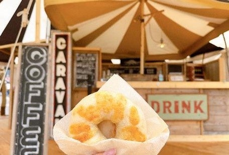 週末やイベント開催時はフードトラックが集結