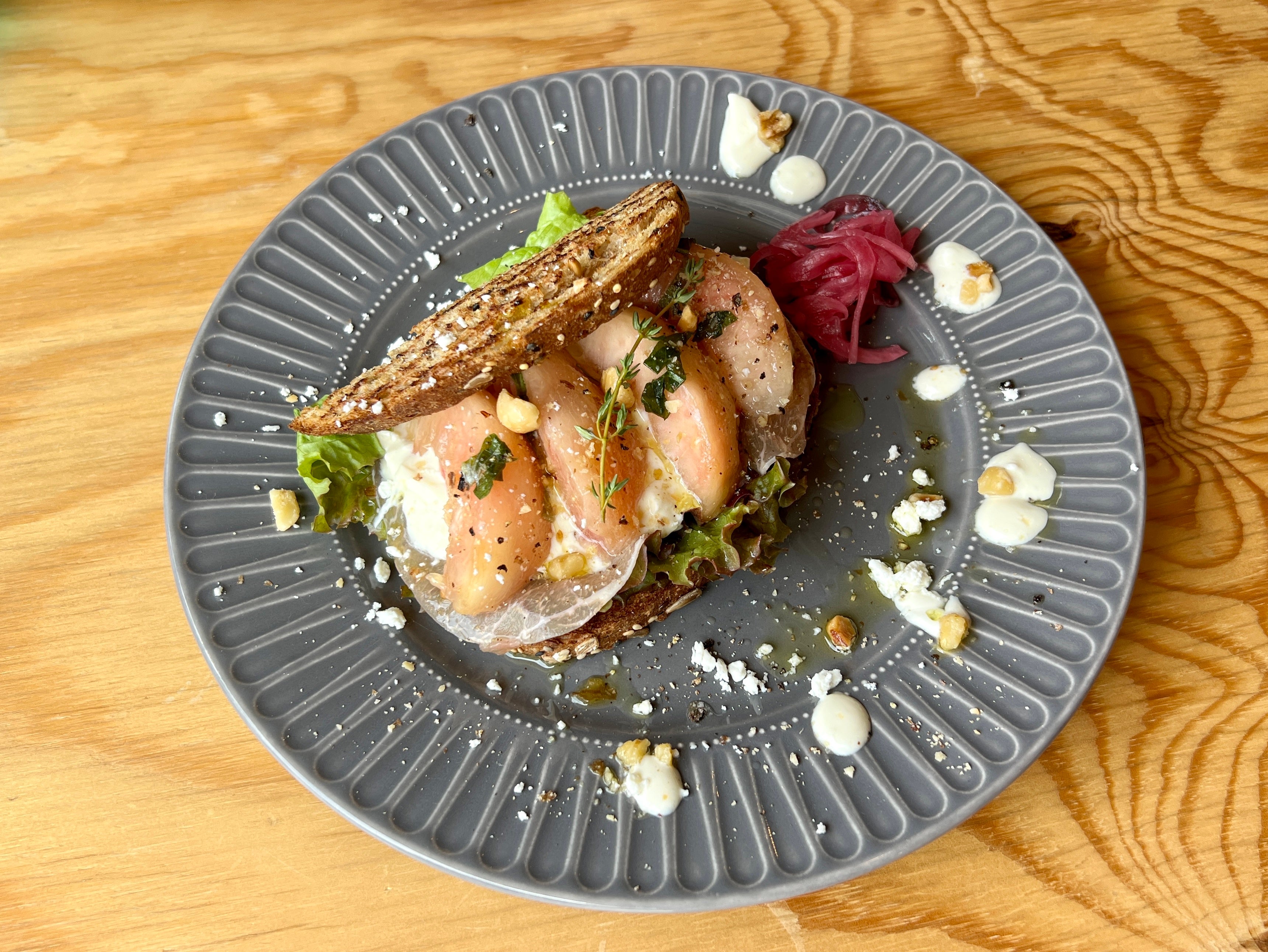 桃のオープンサンド（税込1,200円）