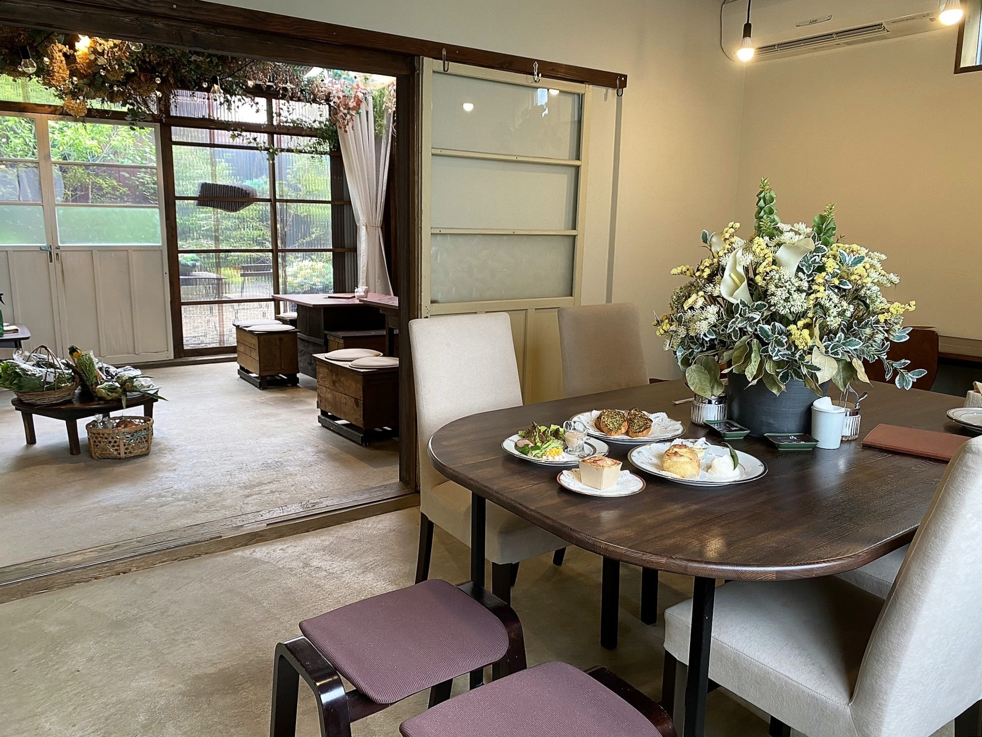 納屋を改装した店内(一部エリアに限り、ペット同伴可)