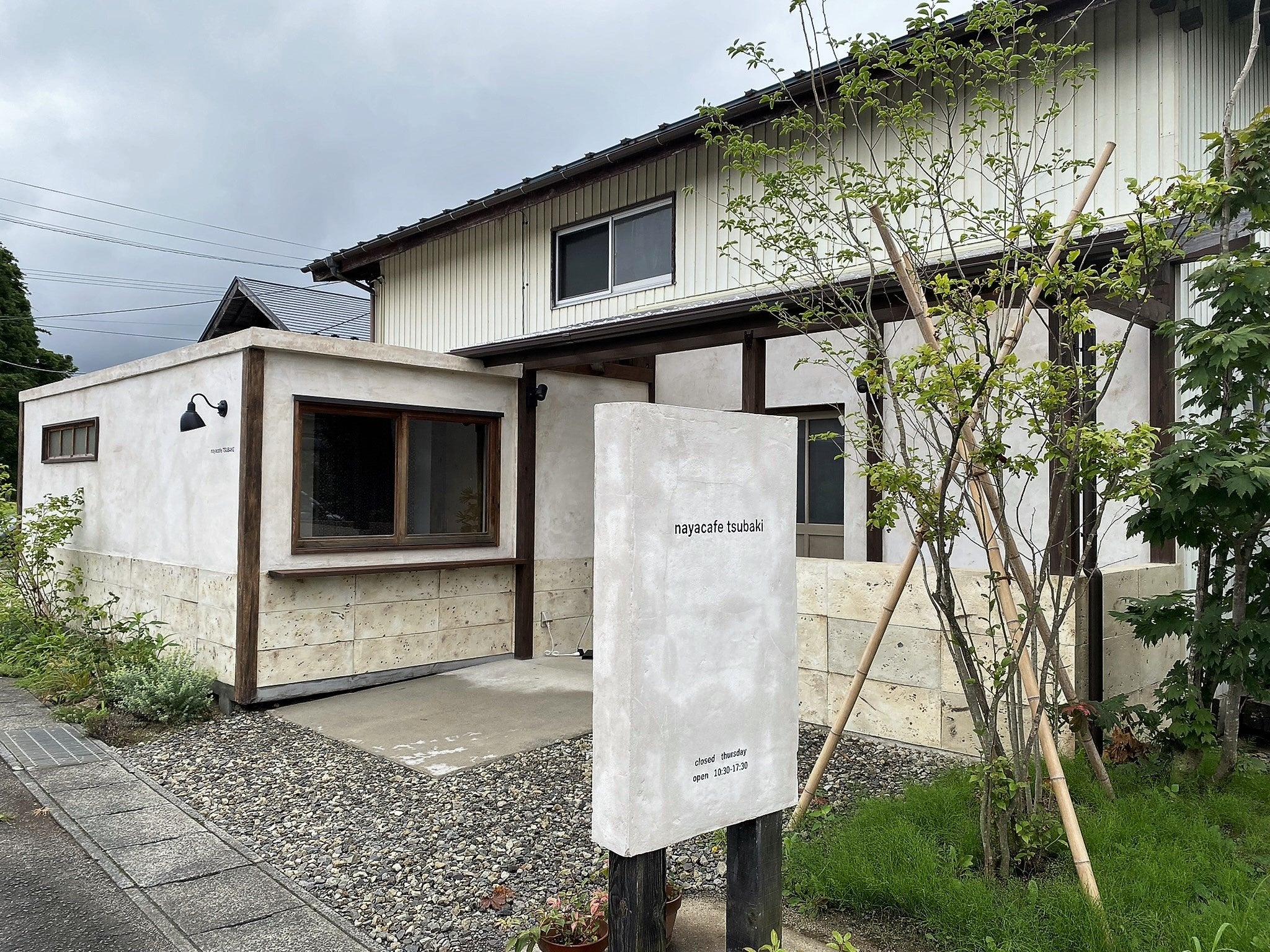 旧農家の納屋を改装した「納屋カフェ椿」