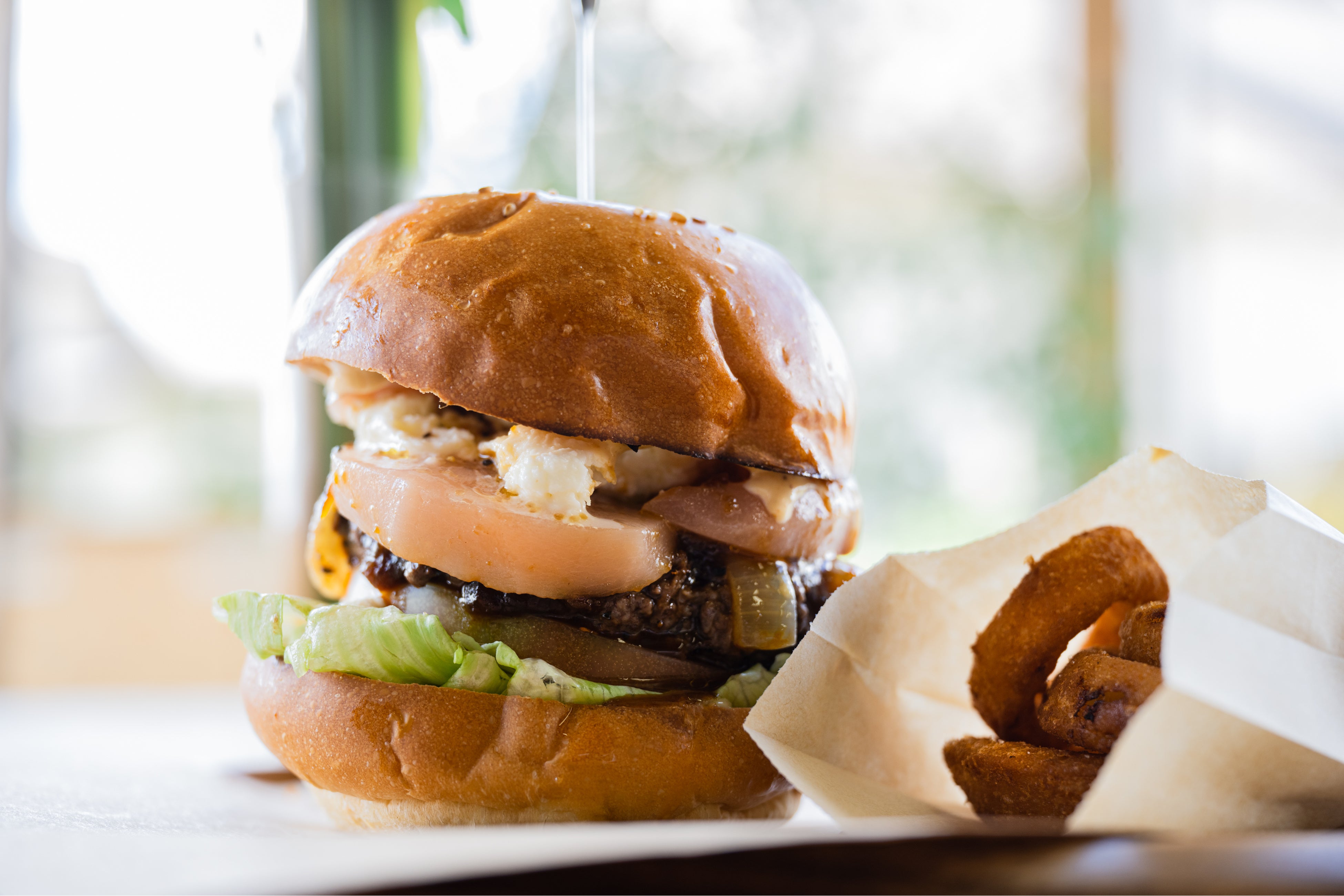 ピーチーズバーガー｜サイドメニューのフライドオニオンが付いて1,520円（税込）