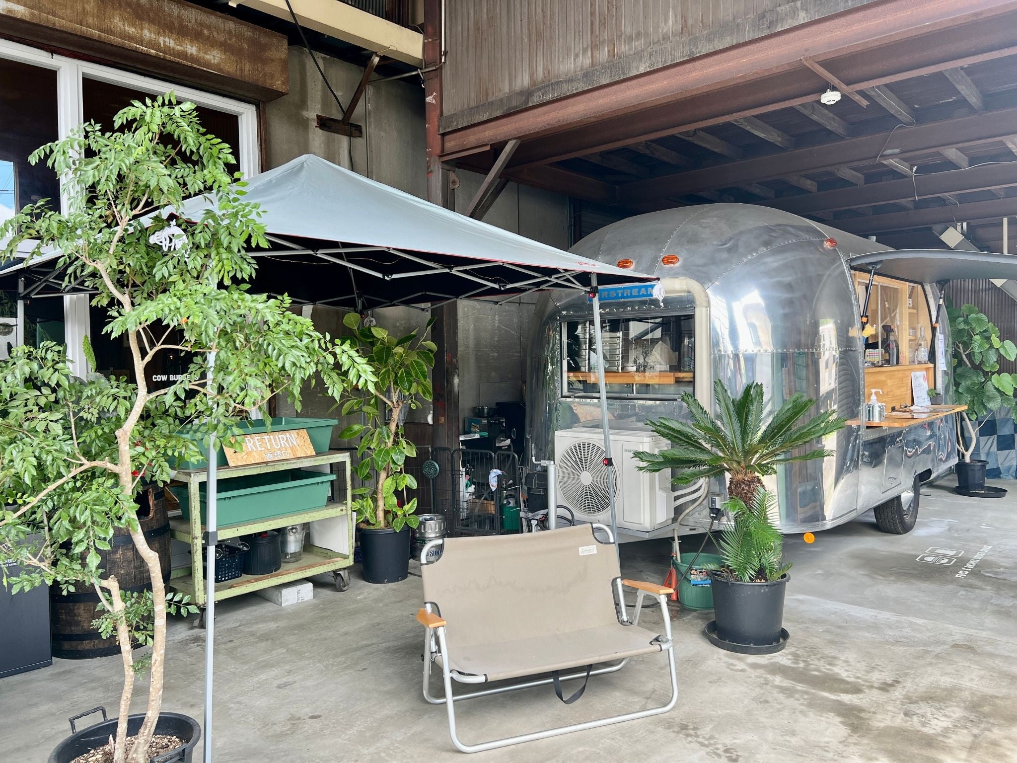 ガレージ内観COW BURGERSのフードトレーラー