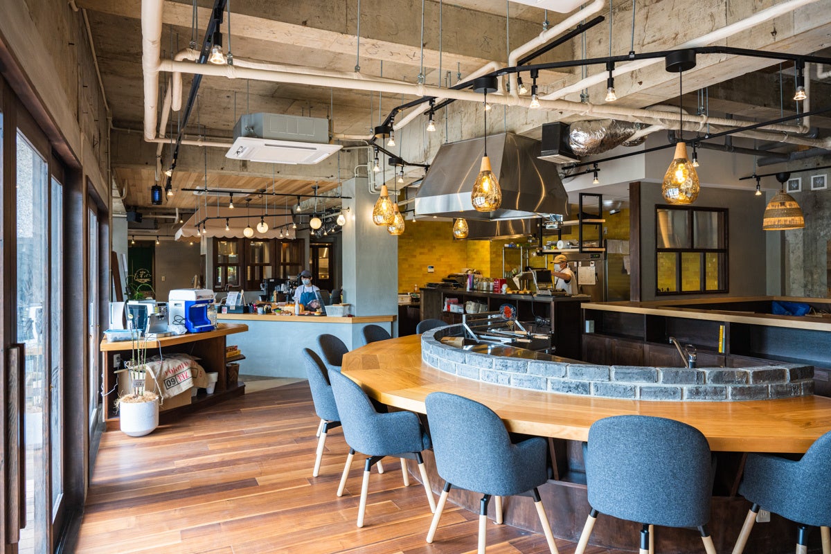 店舗奥のカフェスペース