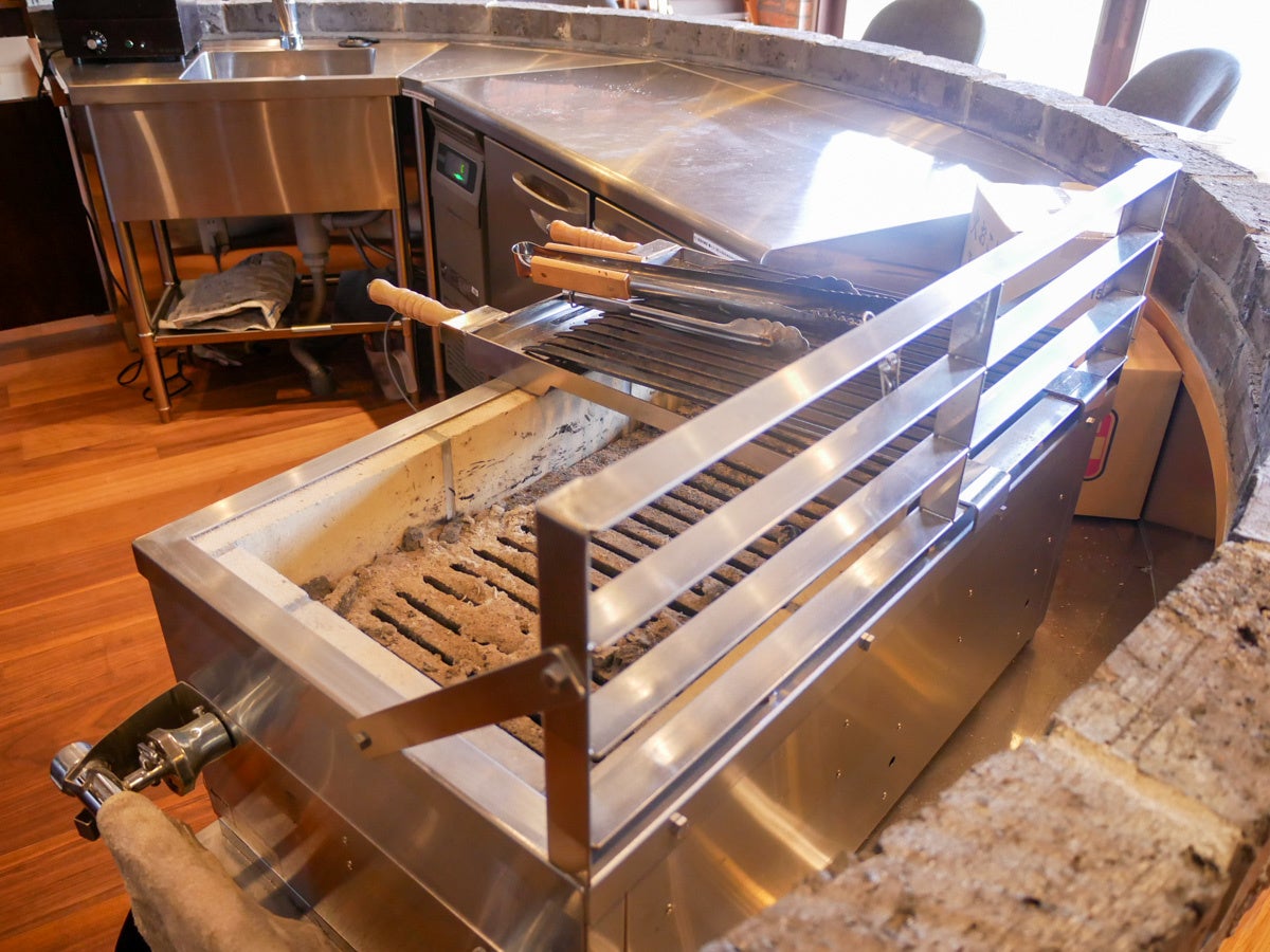 炭焼き機でバンズやパティをお客様の目の前で調理する