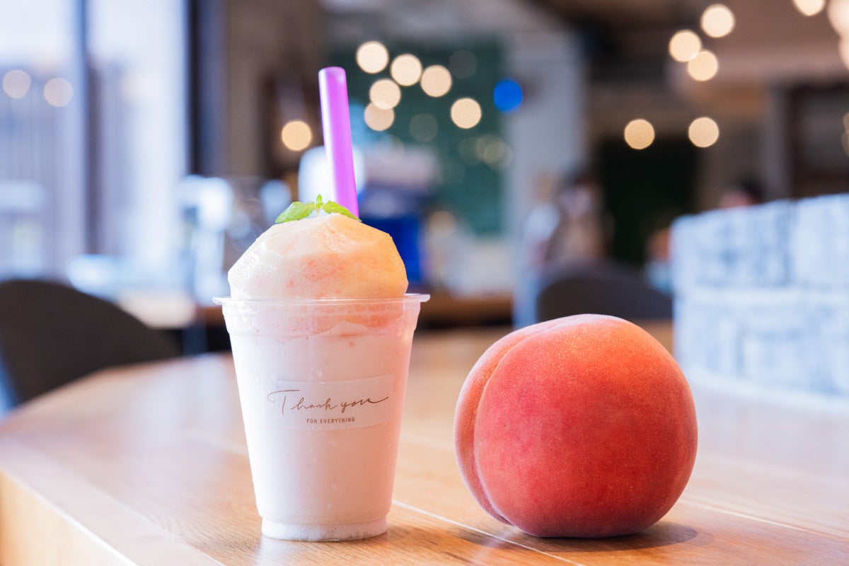 桃を贅沢に1個半使用した「まるごと!!ももスムージー　税込580円」