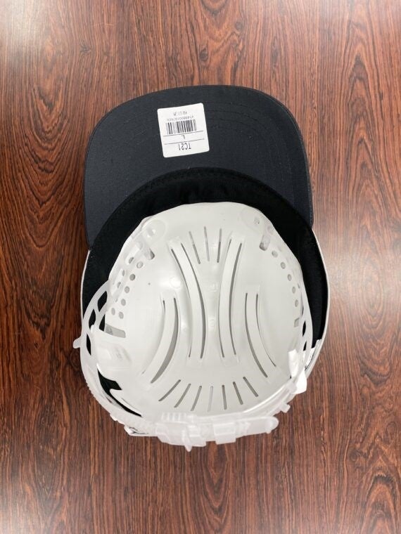 インナーキャップを布製の帽子に取り付けた状態