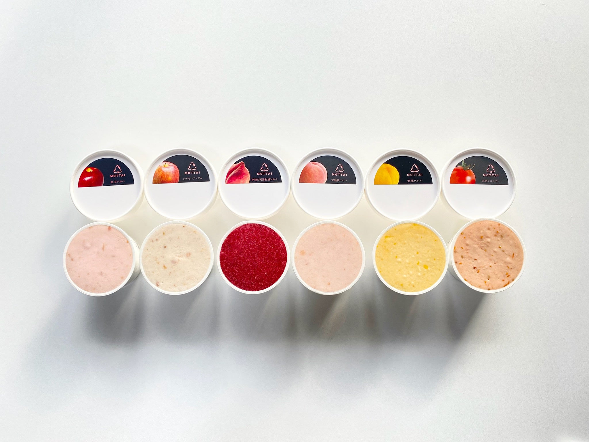 左から、紅玉ソルベ、シナモンアップル（ジェラート）、伊達の天津紅桃ソルベ、完熟桃ソルベ、黄桃ソルベ、ミニトマトソルベ