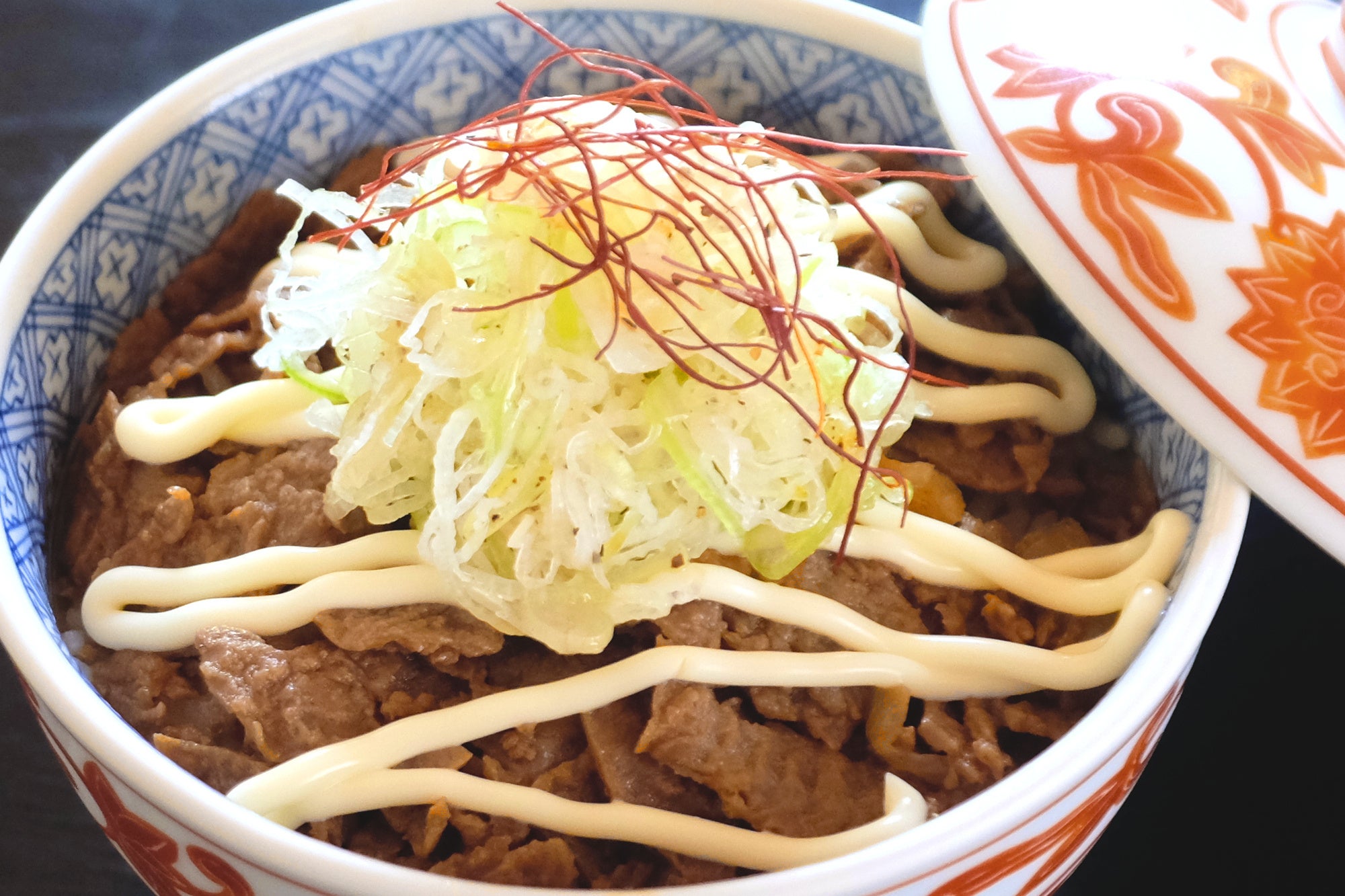 代替肉の牛丼に卵を使わないマヨネーズ