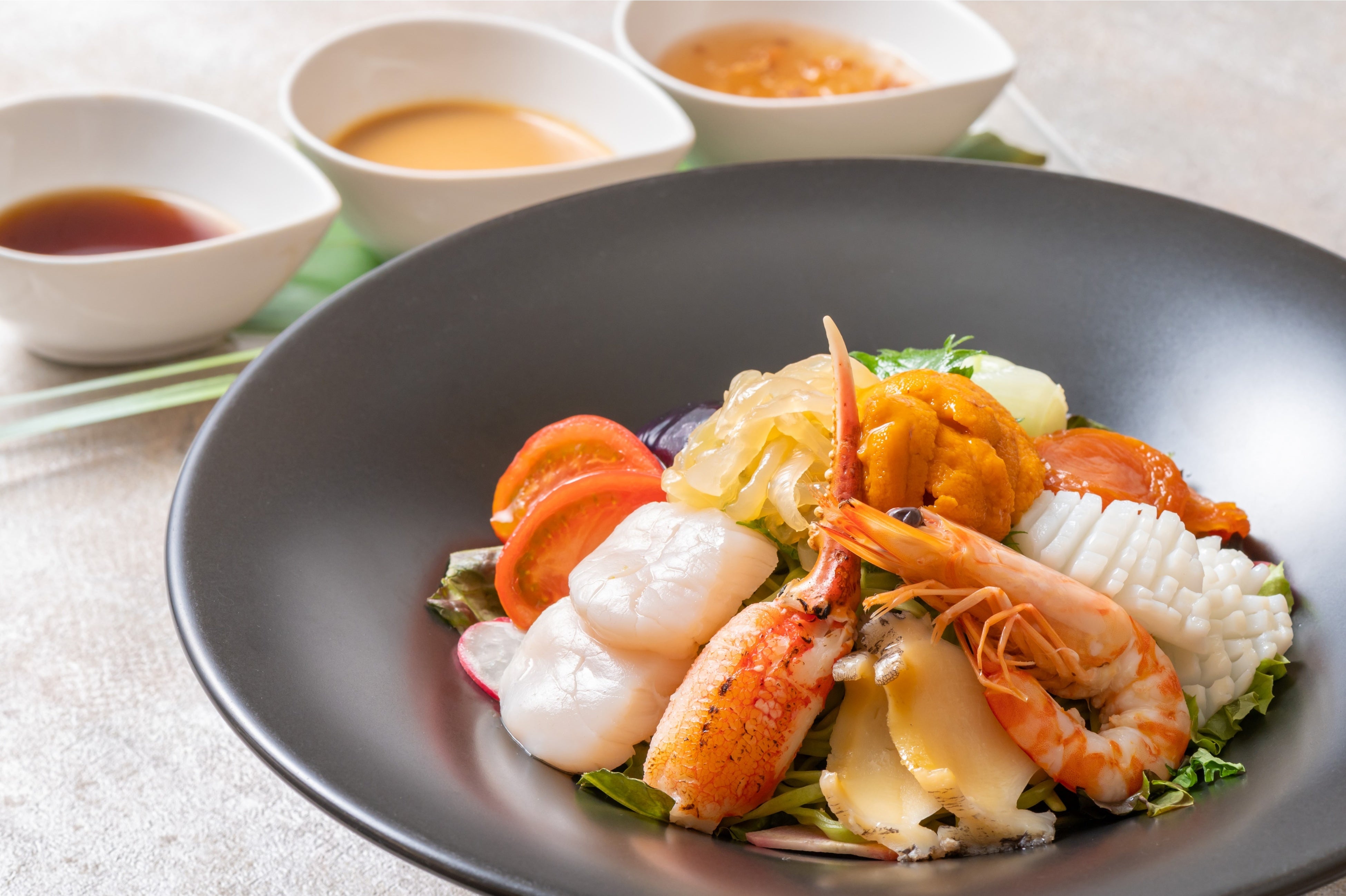 贅沢な魚介類がたっぷり「海の幸入り翡翠冷麺」