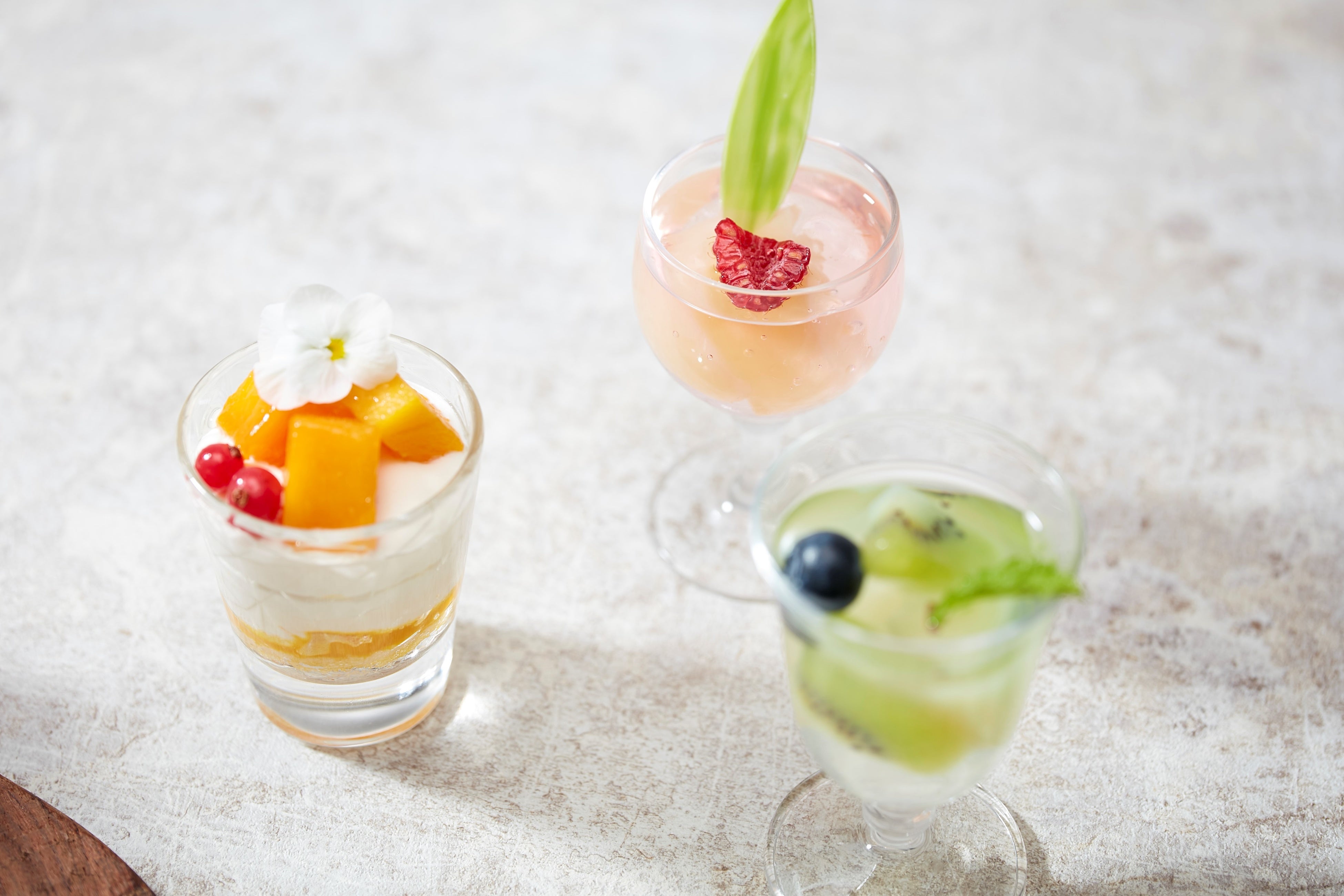 マンゴーティラミス（左）ピーチジュレ（中上） モヒートピーチ（右下）