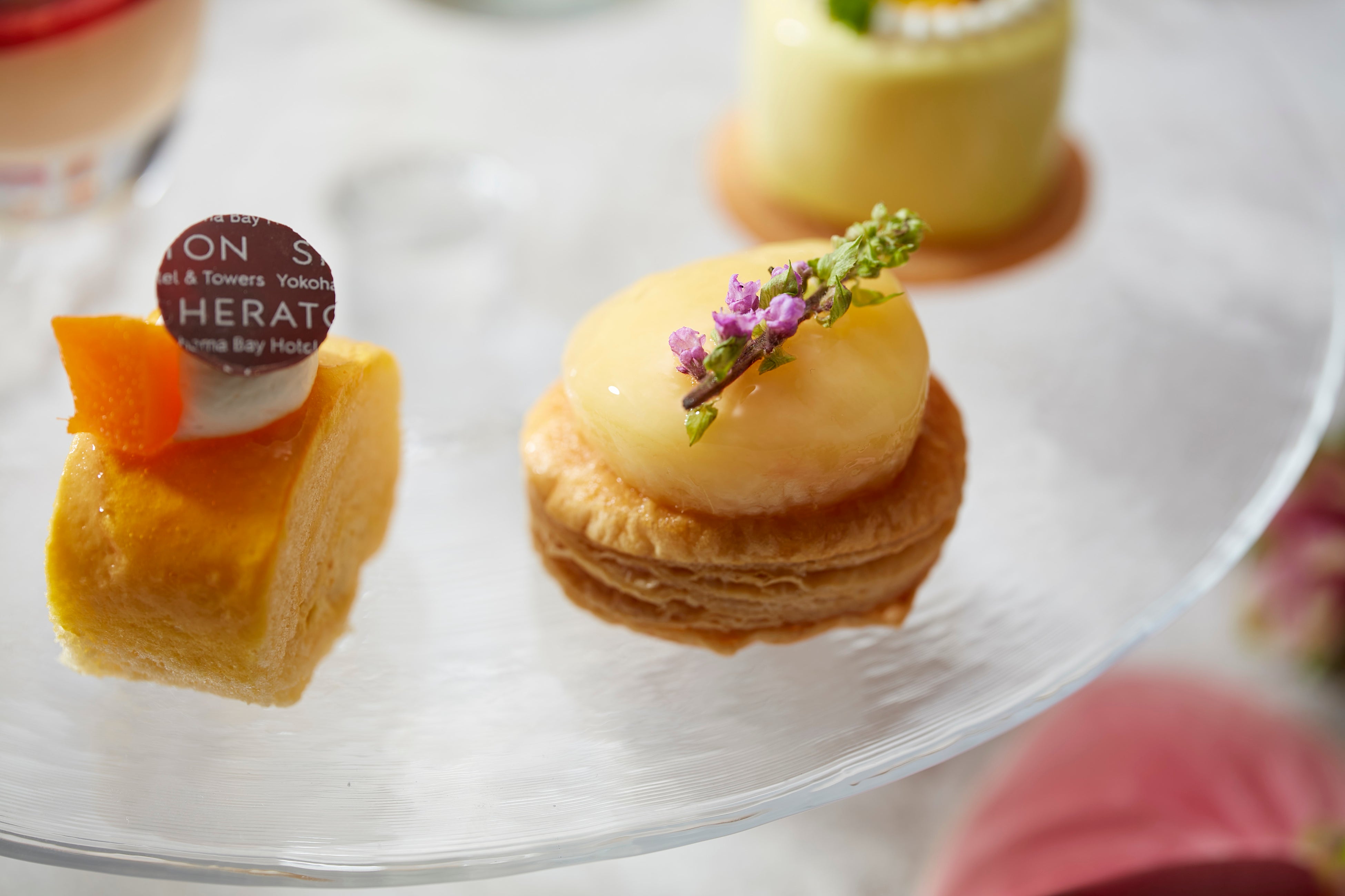 マンゴーロールケーキ（左）ピーチパイ（右）