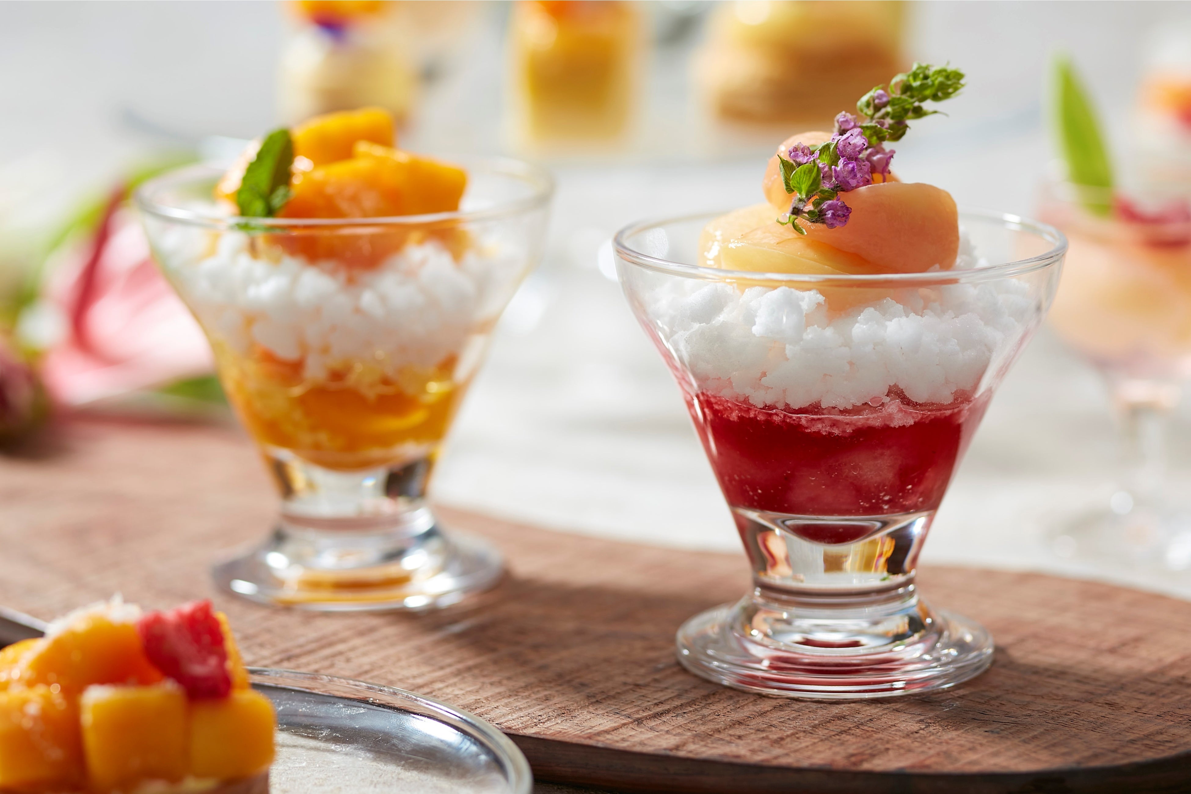 マンゴーパフェ（左／７月） ピーチパフェ（右／８月）