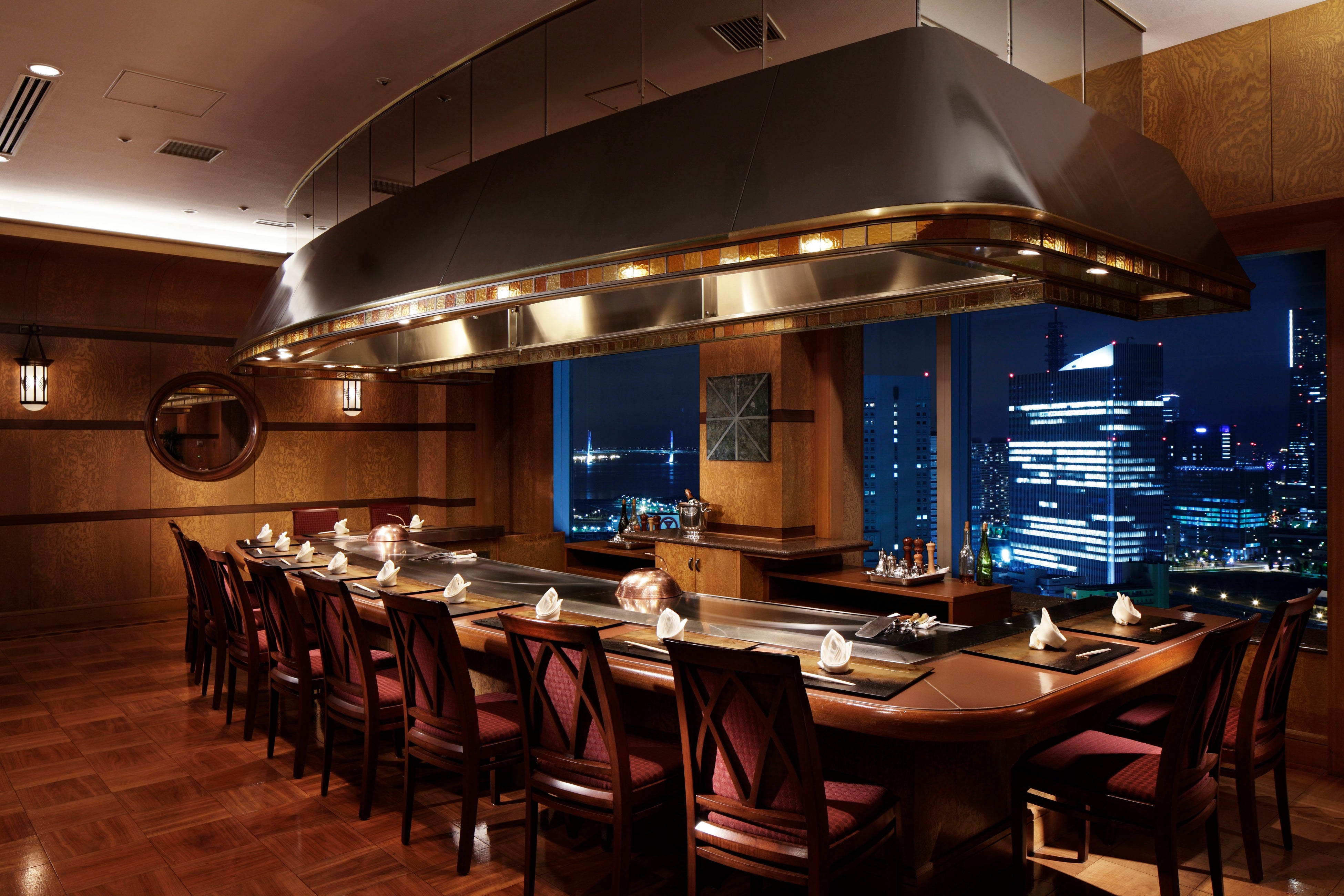 ホテル最上階からの夜景が美しい鉄板焼き「さがみ」