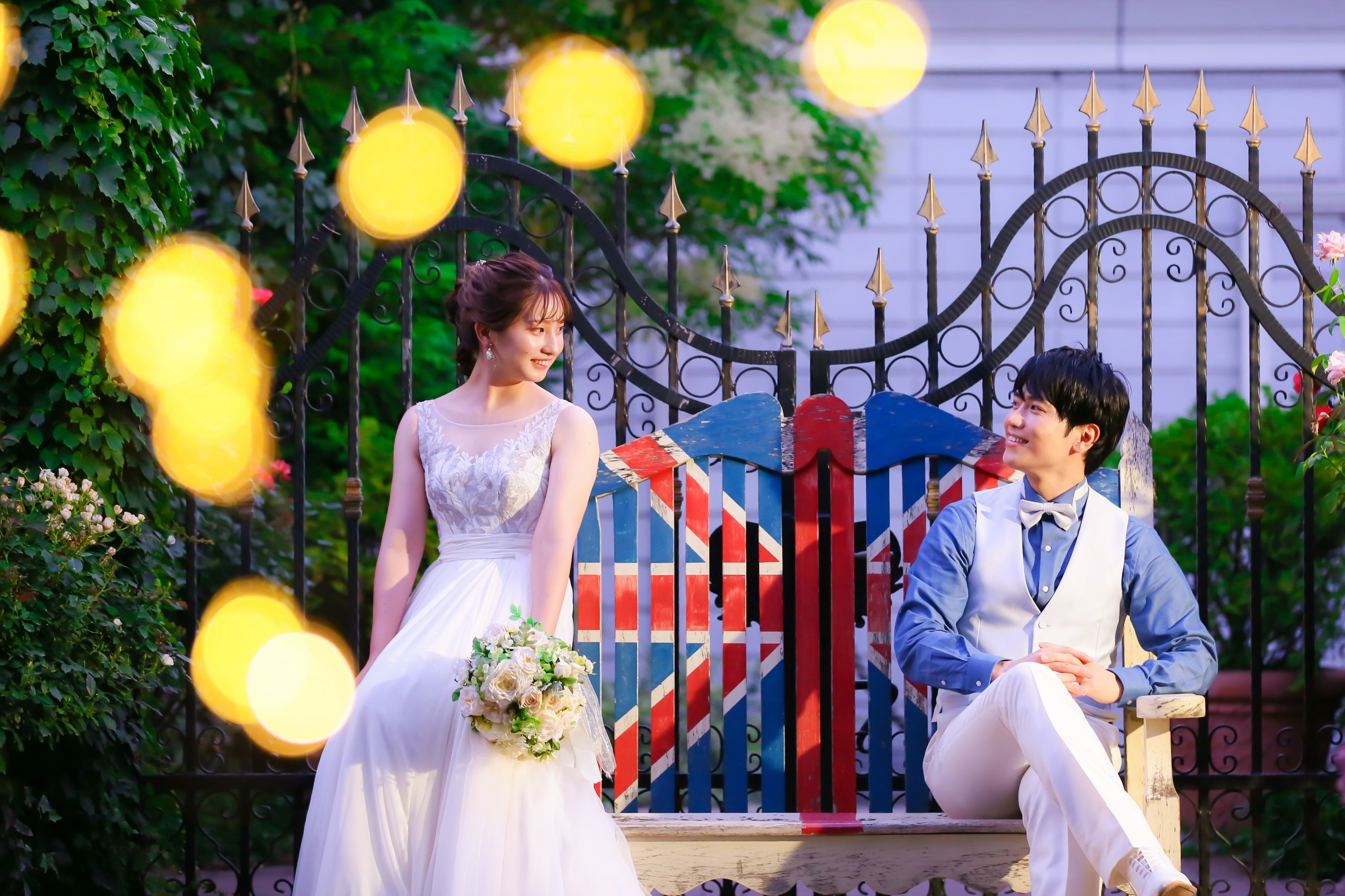 四季咲きの美しいバラに囲まれ、心に残るとっておきの一枚を