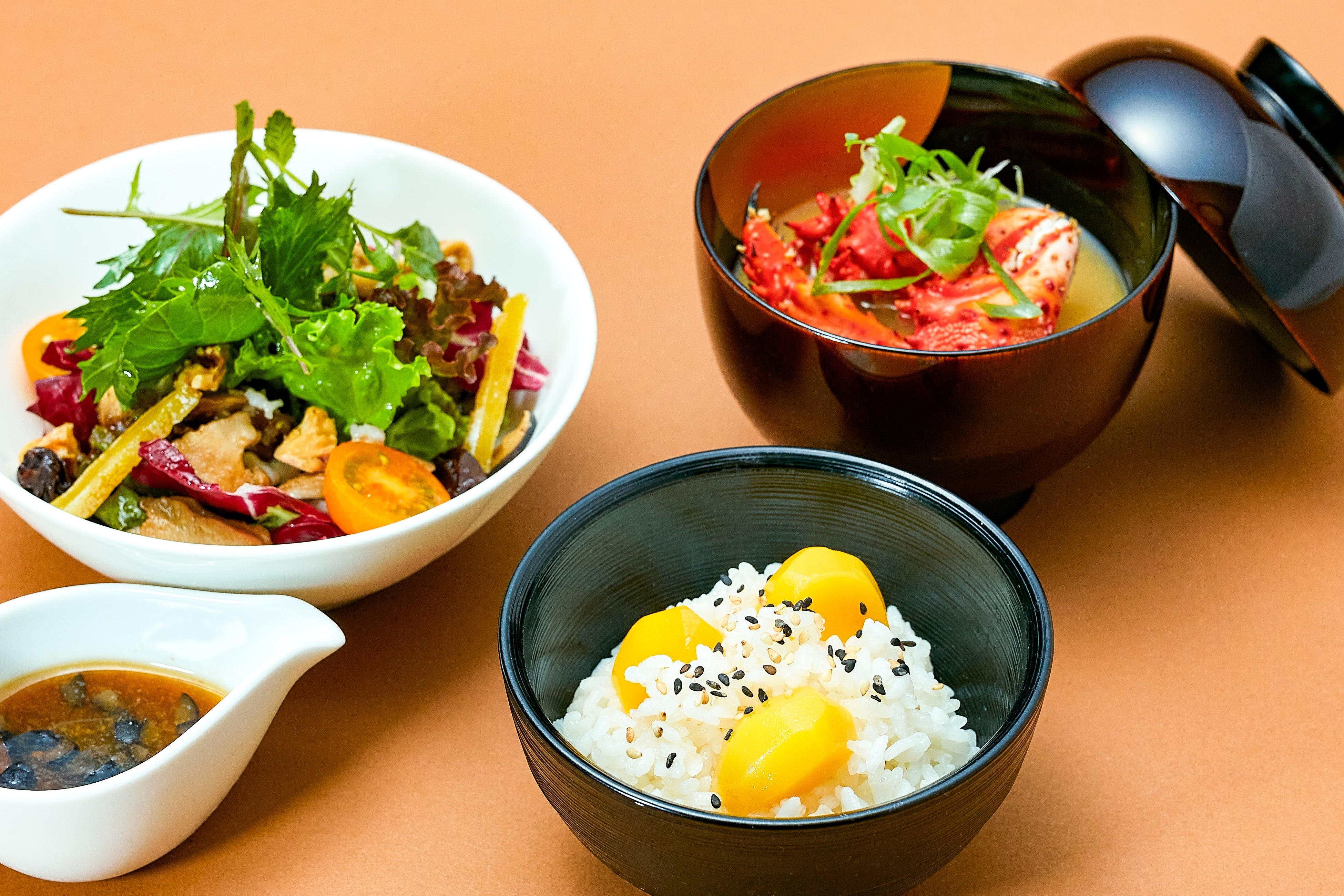 秋の味覚　栗ご飯やキノコのサラダ