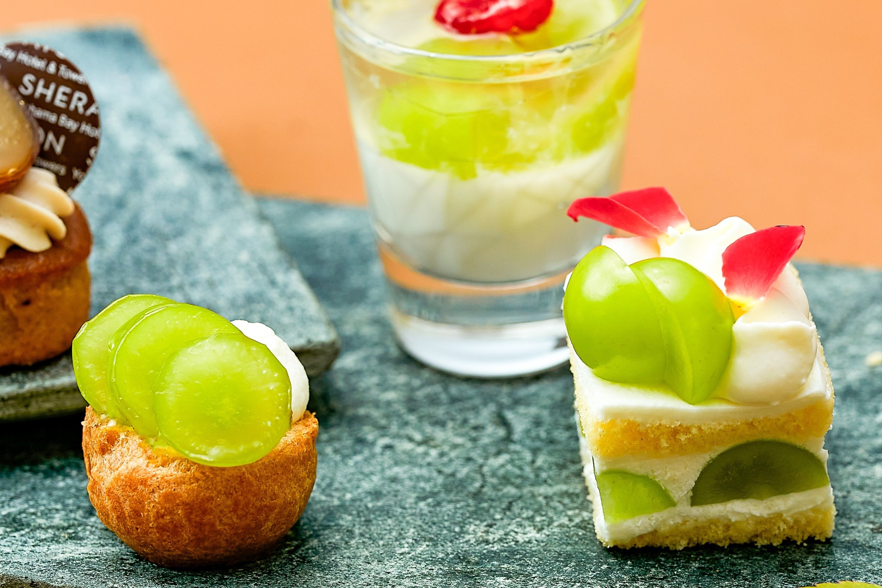 左)シャインマスカットシュークリーム 　右)シャインマスカットショートケーキ