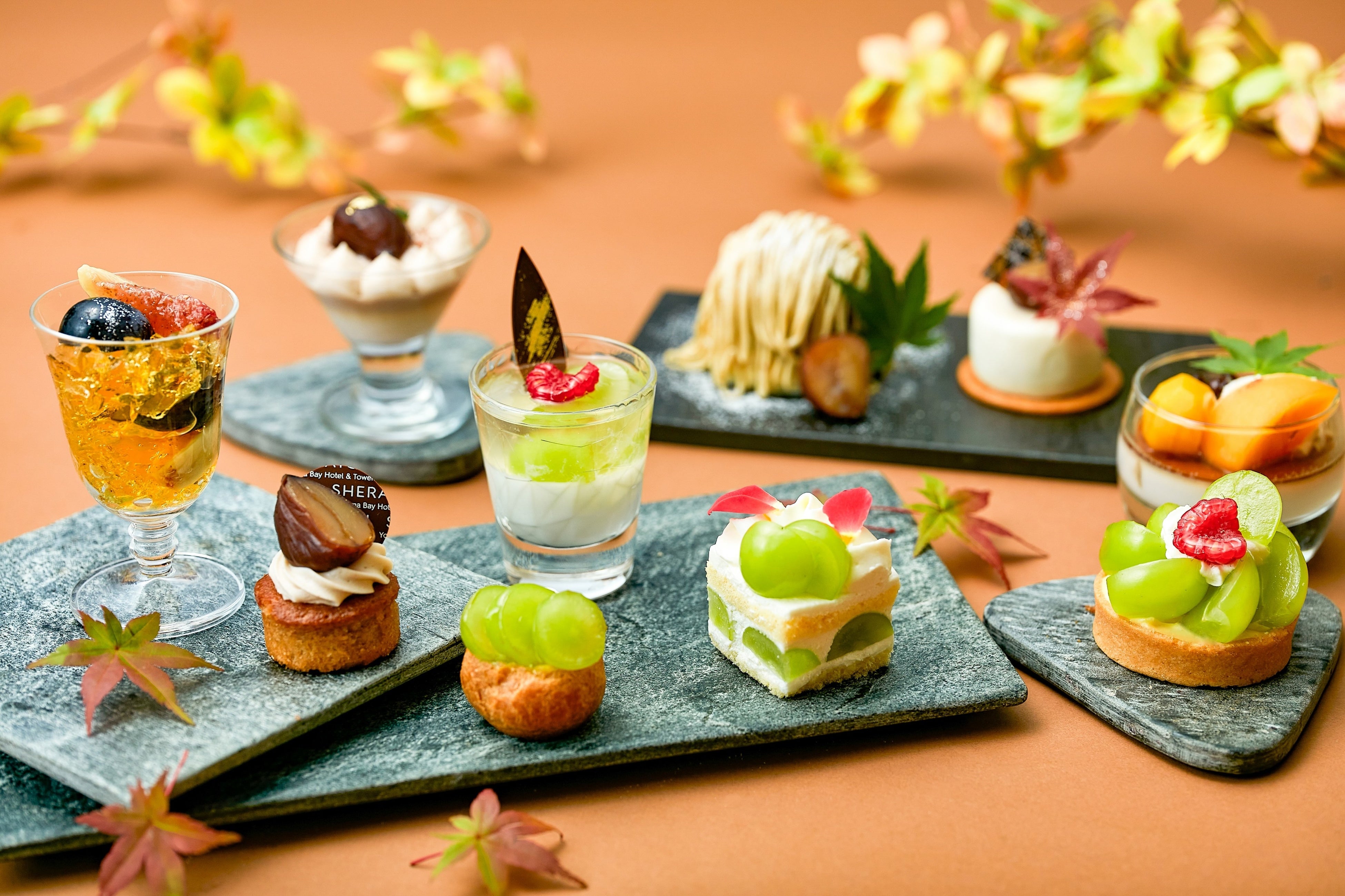 秋の訪れを感じさせる彩り豊かなシャインマスカットとマロンのスイーツ