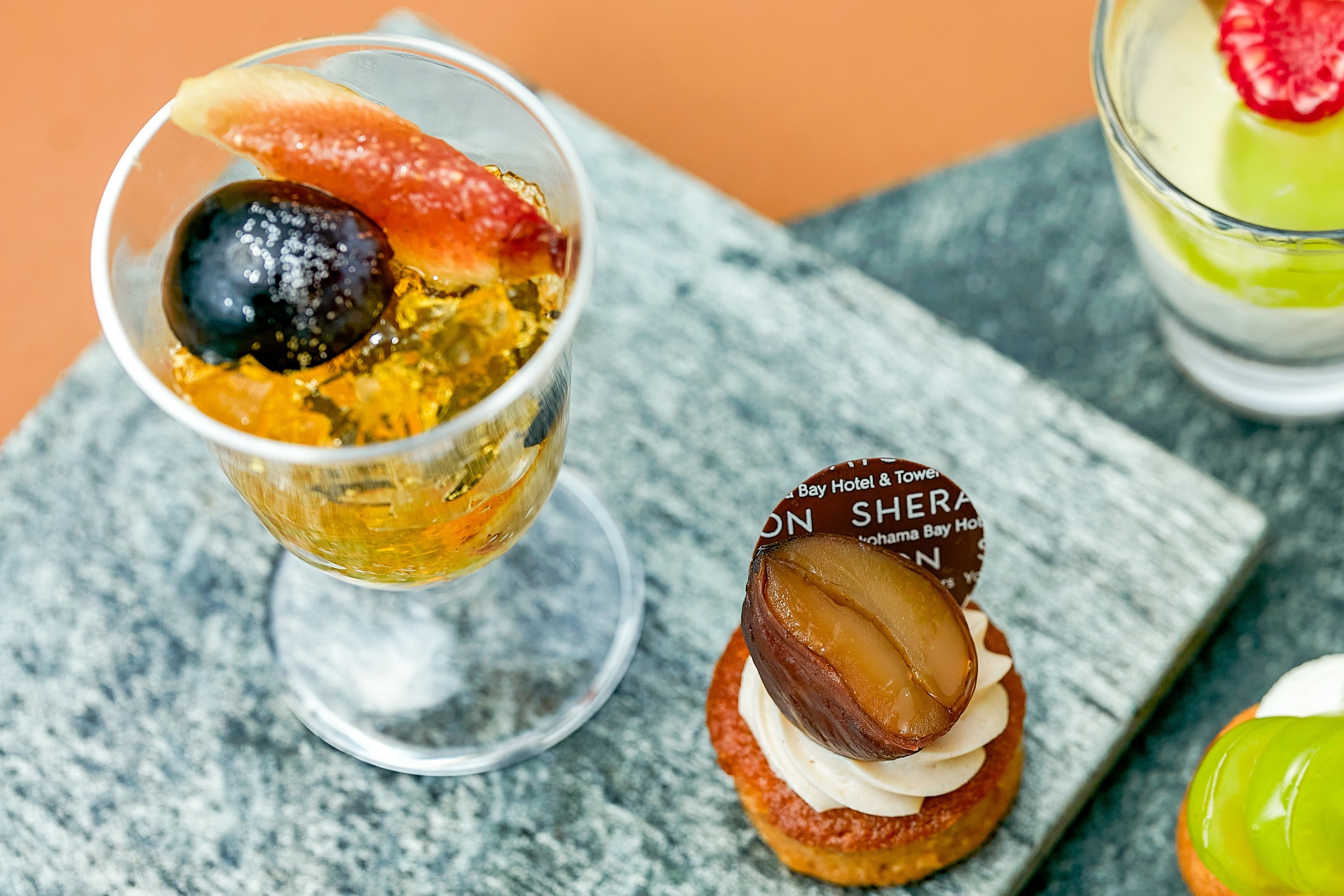 左)シードルのジュレ　 右)ケークマロン